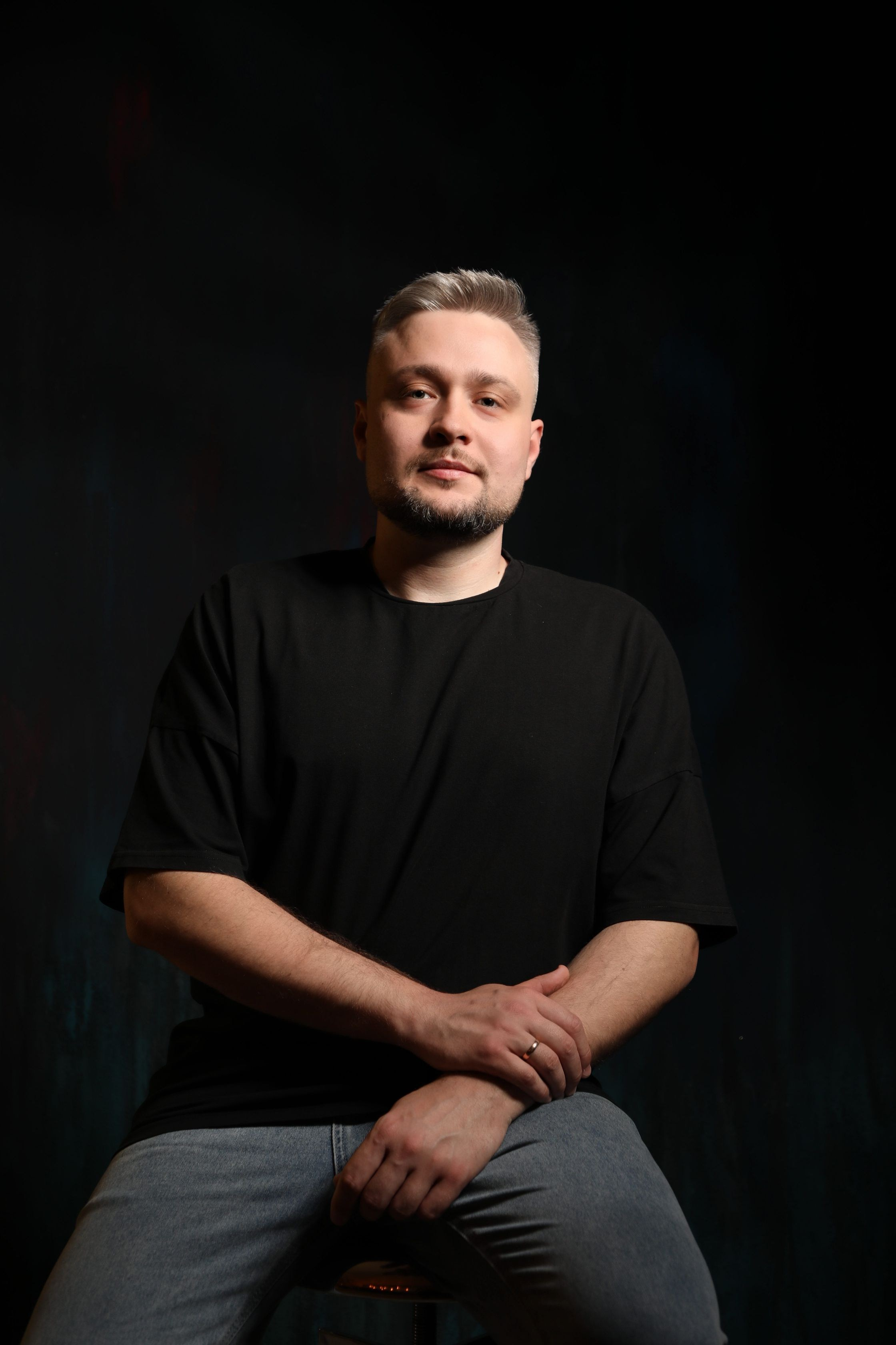 Профессиональная мужская фотосессия в Fotogen: Ваша история в кадре. Интерьерная фотостудия FOTOGEN г. Краснодар