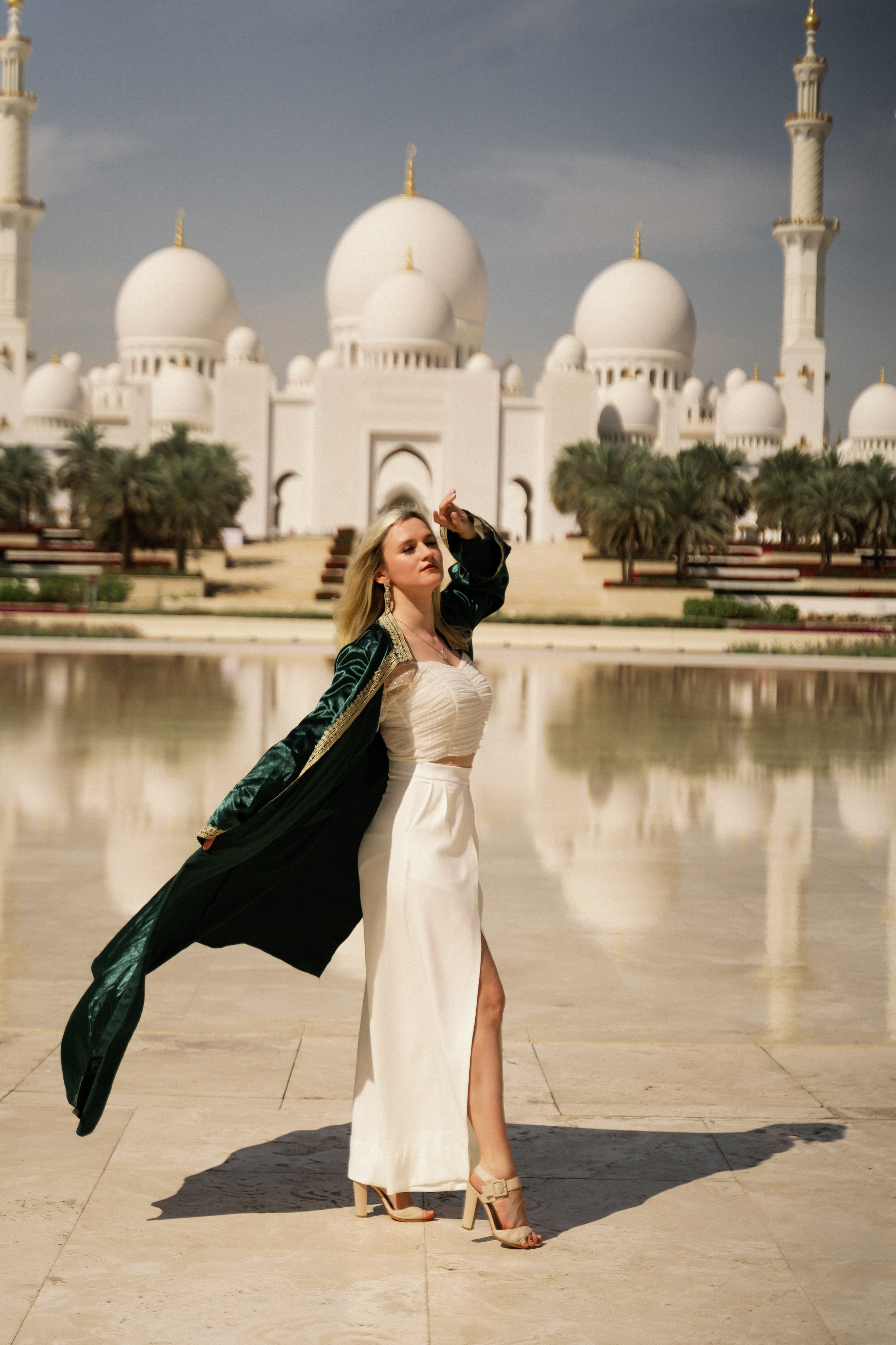Катя на фоне мечети. Фотограф и видеограф в Москве и Абу Даби Мария Кулагина
