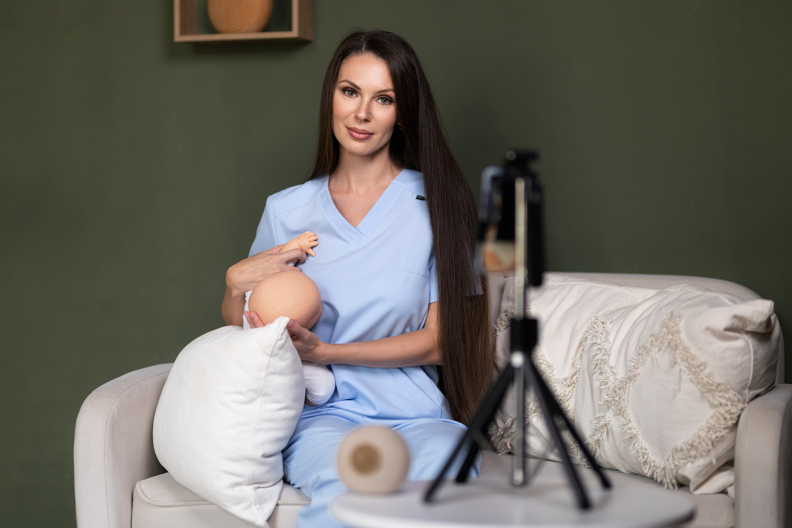 Контент съемка в студии с интерьером с Оксаной — специалиста по грудному вскармливанию для контента. Дмитрий Шульгин, портретный фотограф в Воронеже