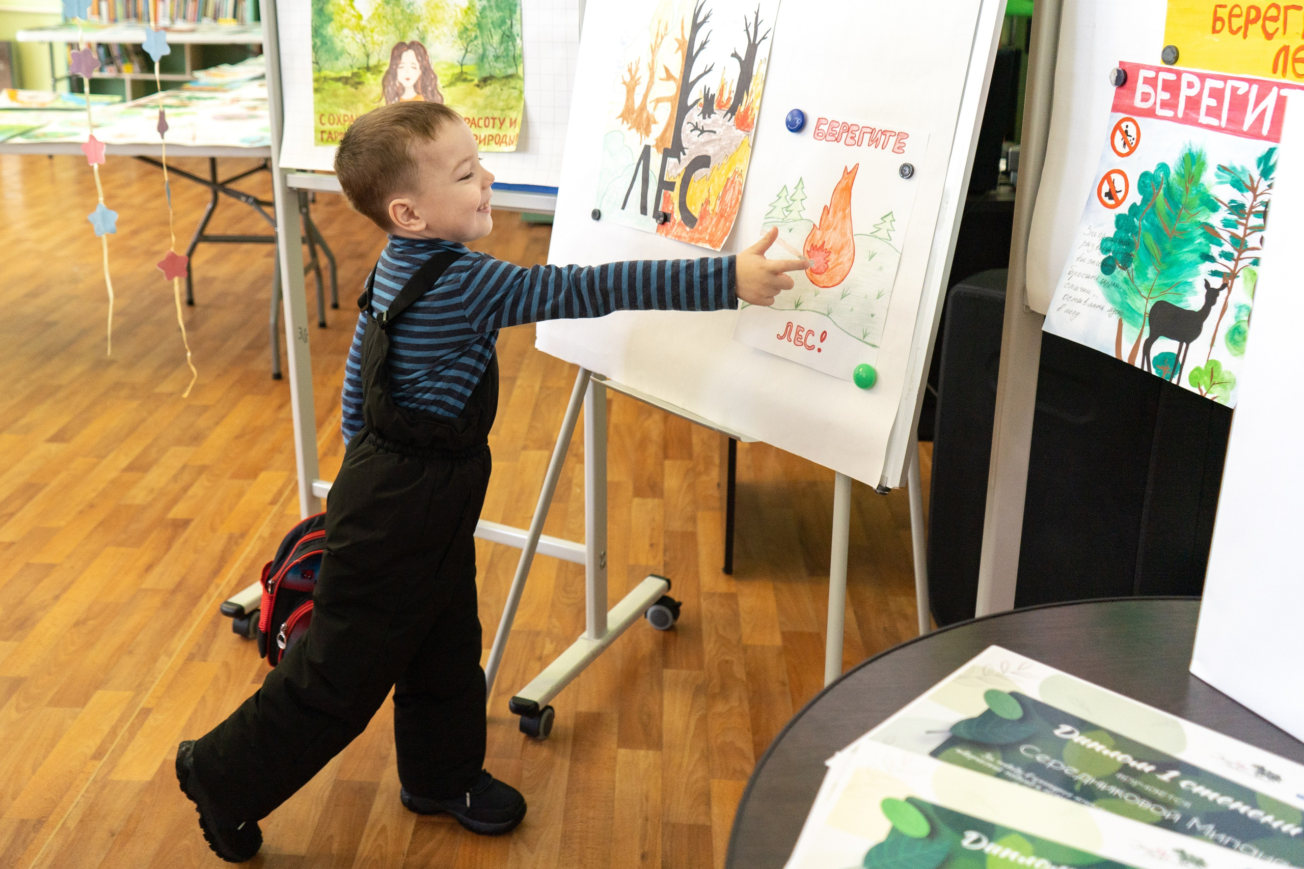 Награждение за конкурс рисунков «Берегите лес!». Фотограф Екатерина Зорина