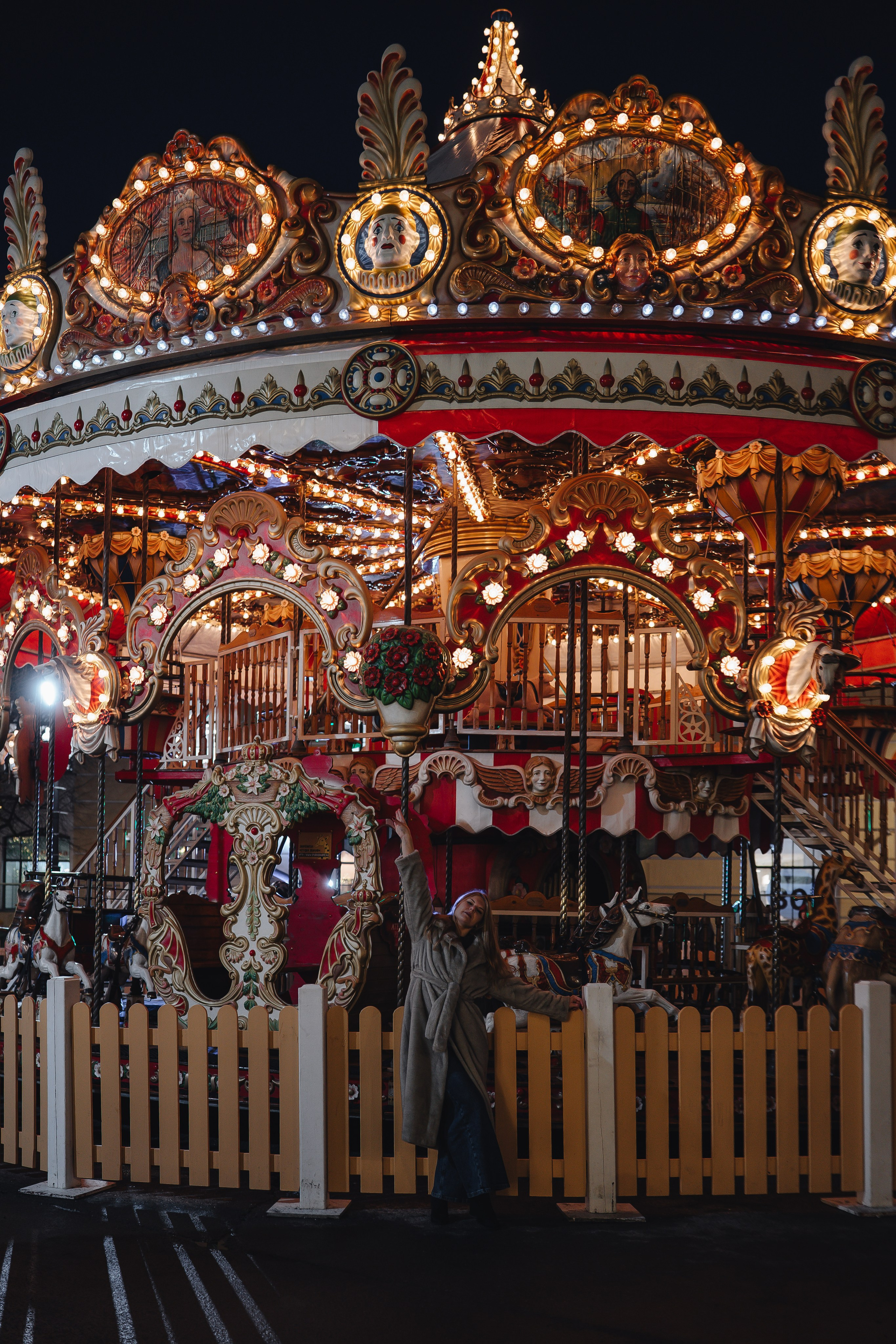 ПРОГУЛКА НА МАНЕЖНОЙ ПЛОЩАДИ ДЛЯ ДЕВУШКИ ПЕРЕД НОВЫМ ГОДОМ (НОВОГОДНЯЯ ФОТОСЕССИИЯ НА МАНЕЖНОЙ ПЛОЩАДИ). Профессиональный фотограф, Санкт-Петербург — Виктория Богомолова