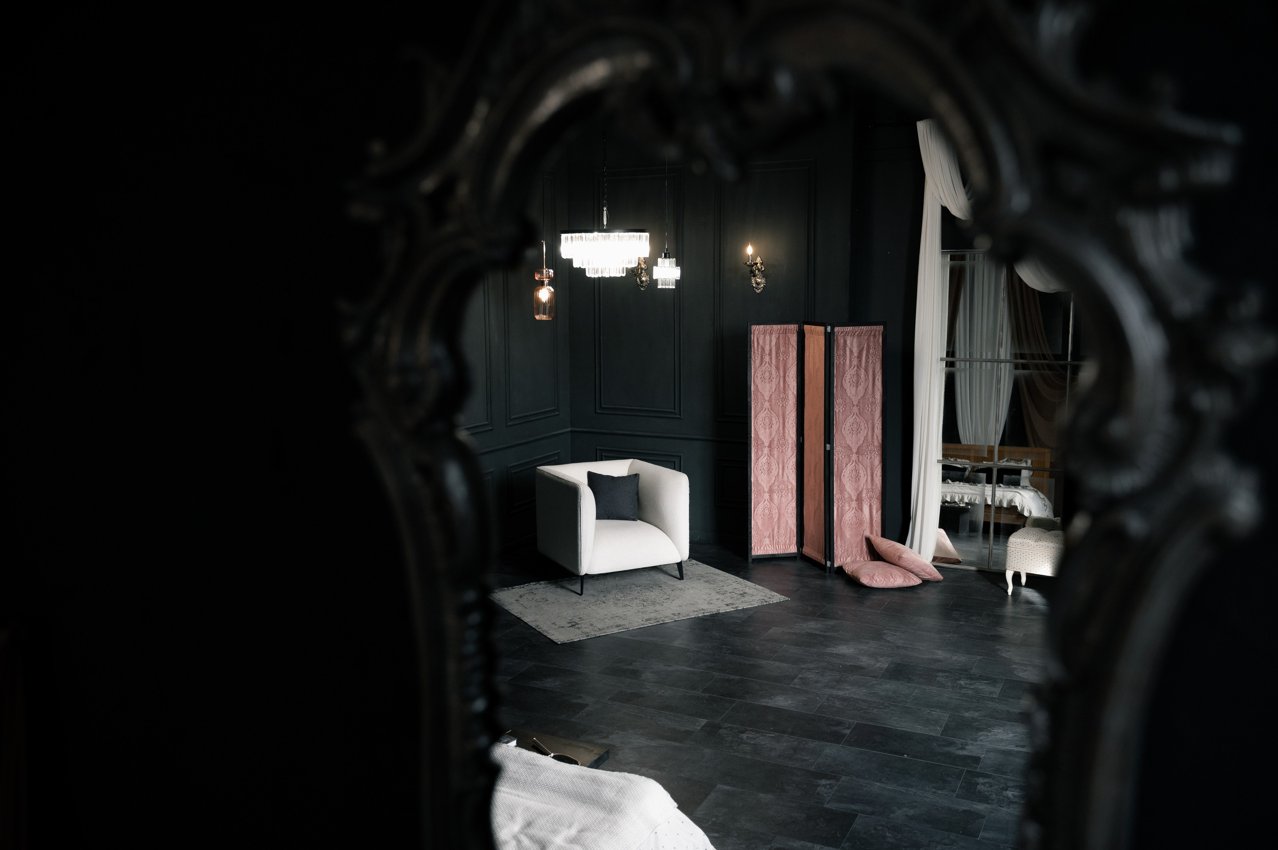 Темный зал для фотосессий в будуарном стиле. Эстетичный интерьер, все необходимое оборудование для съемки. 