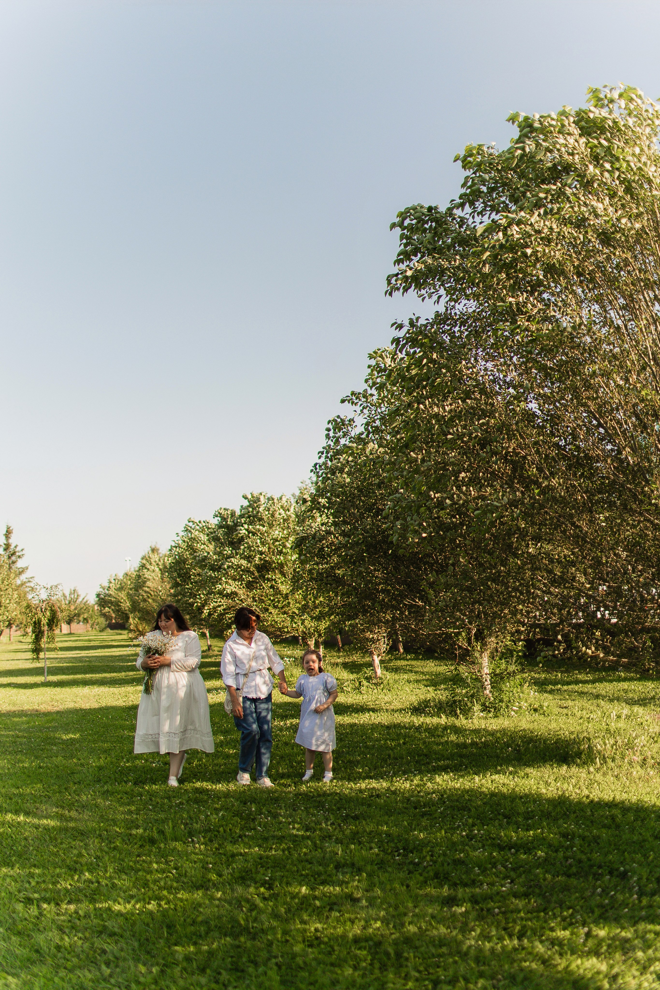 Летний день в парке. Семейная съемка — это красивый способ признаться своей семье в любви