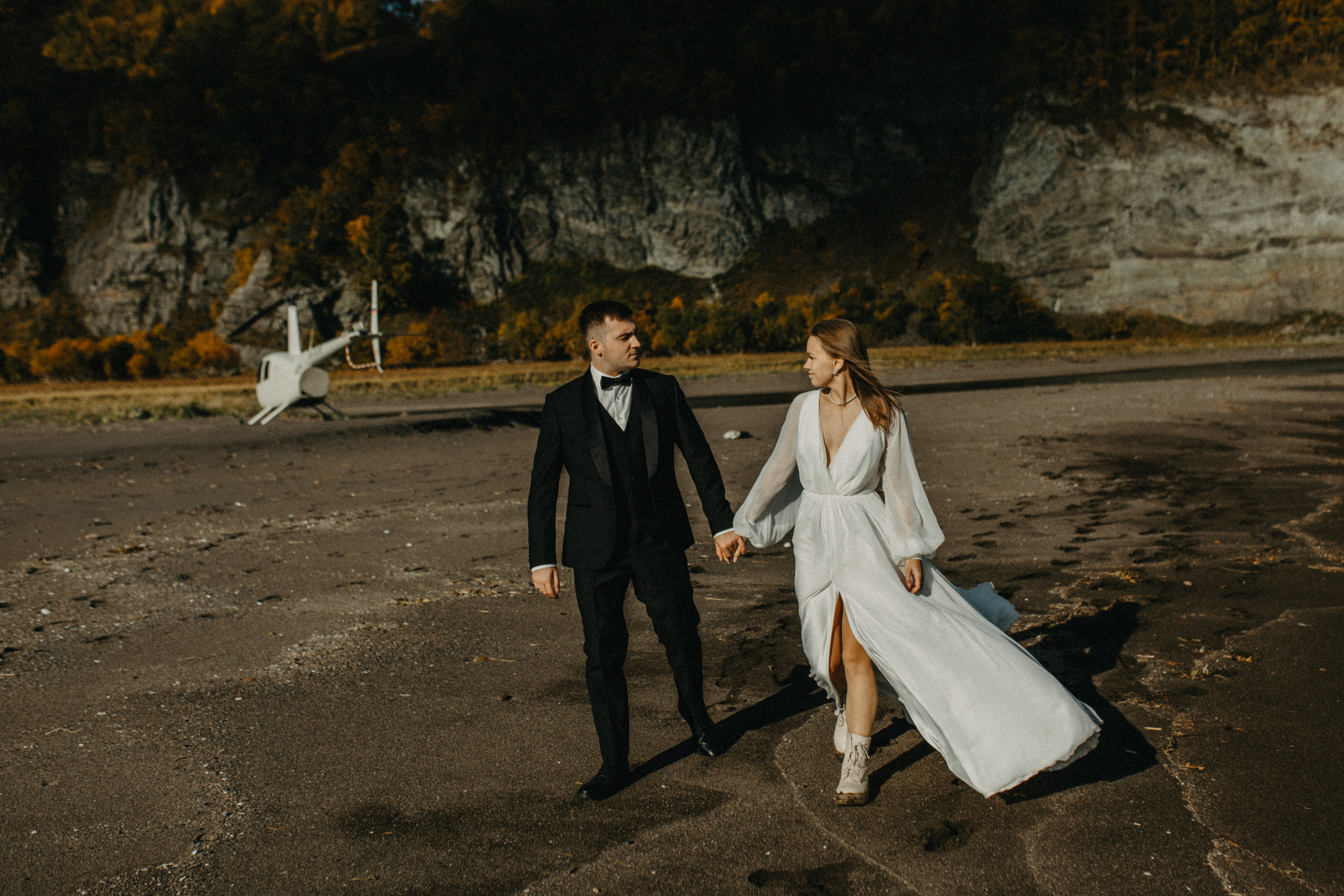 Вертолетный полет Бухта Жировая. Свадебное фото и видео на Камчатке. Туристические маршруты