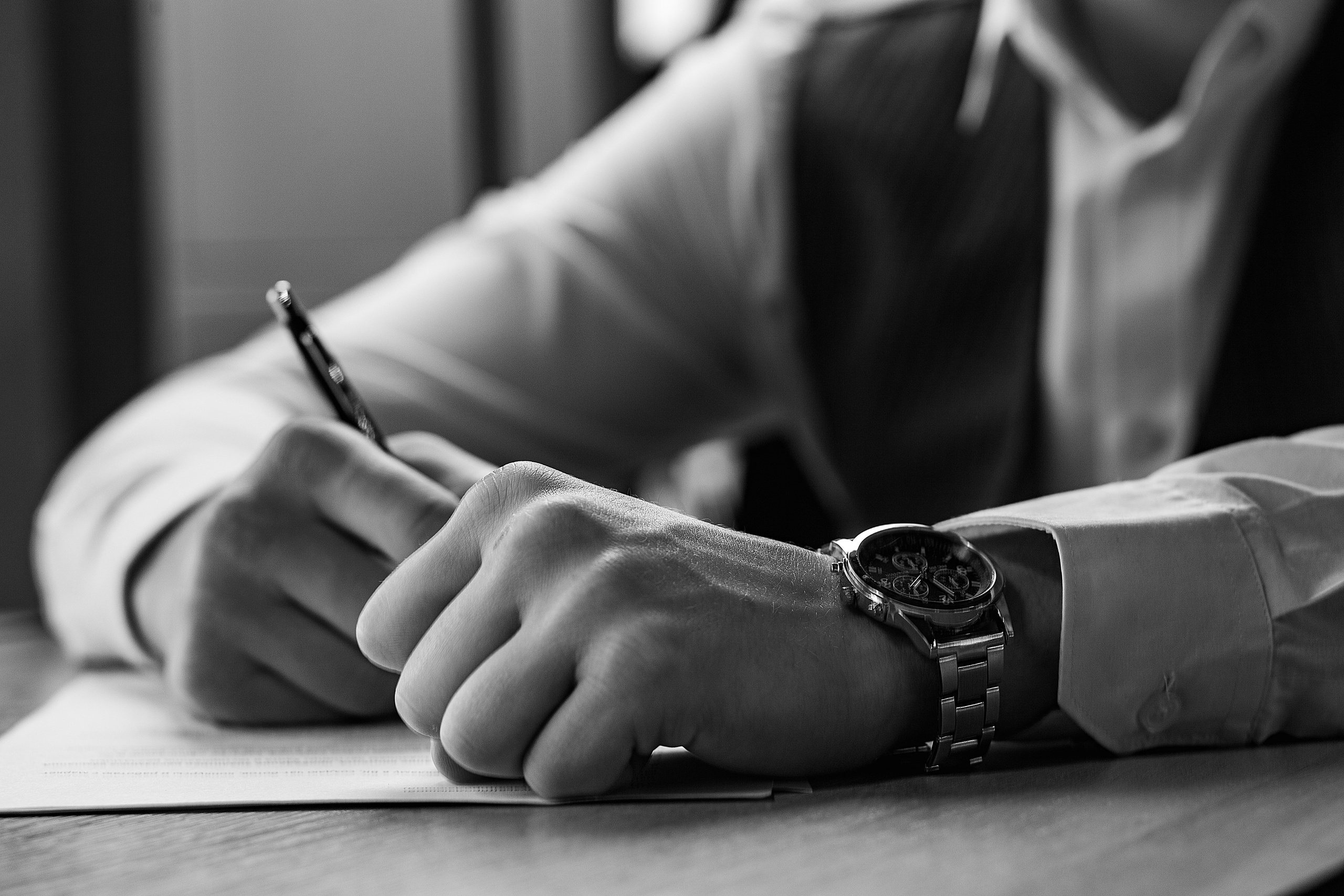 чб фото рук мужчины. в руке держит карандаш.