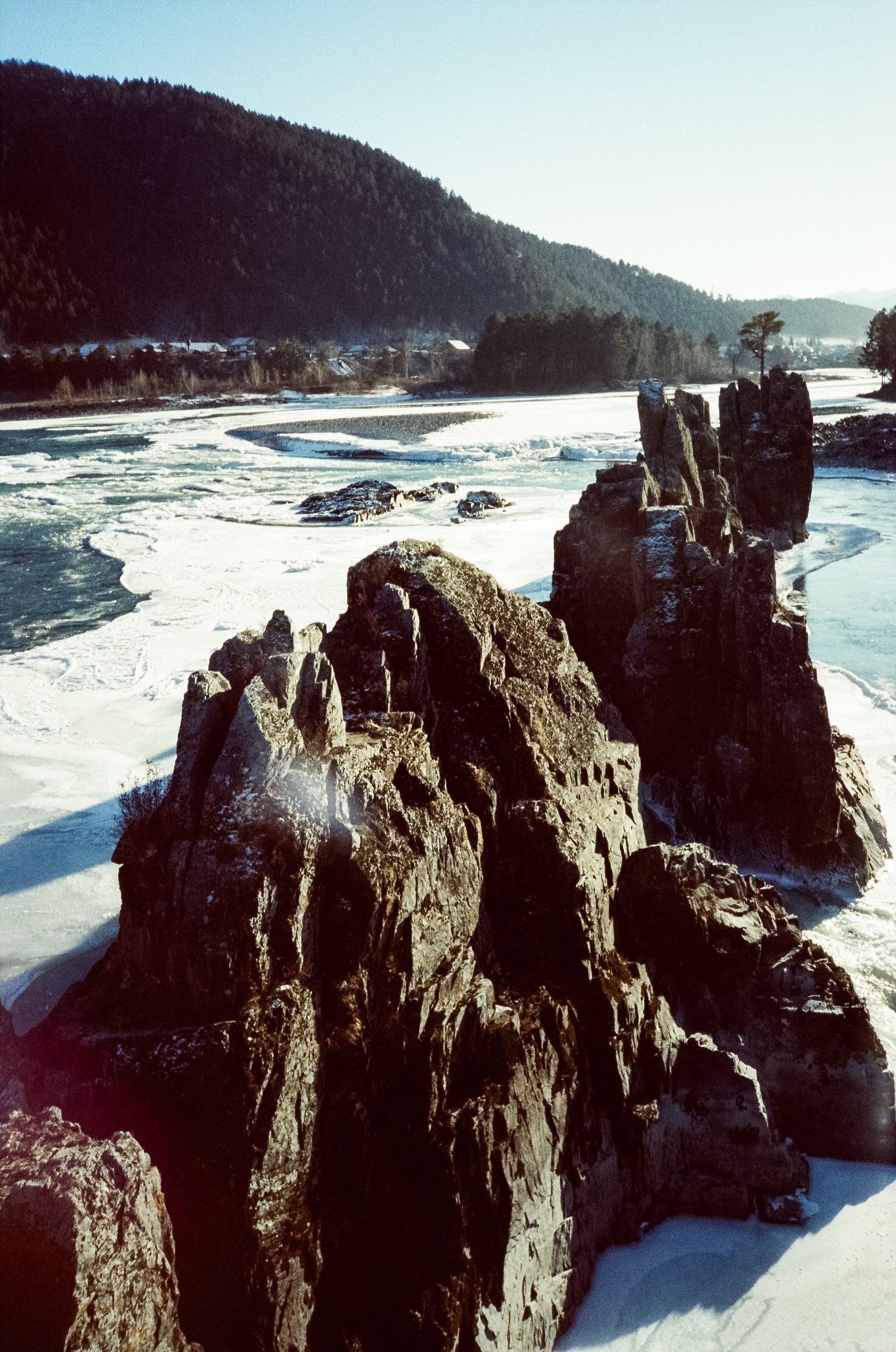 Мост над скалами Зубы Дракона и яркая синева зимней Катуни. Фотограф-документалист Мария Осокина