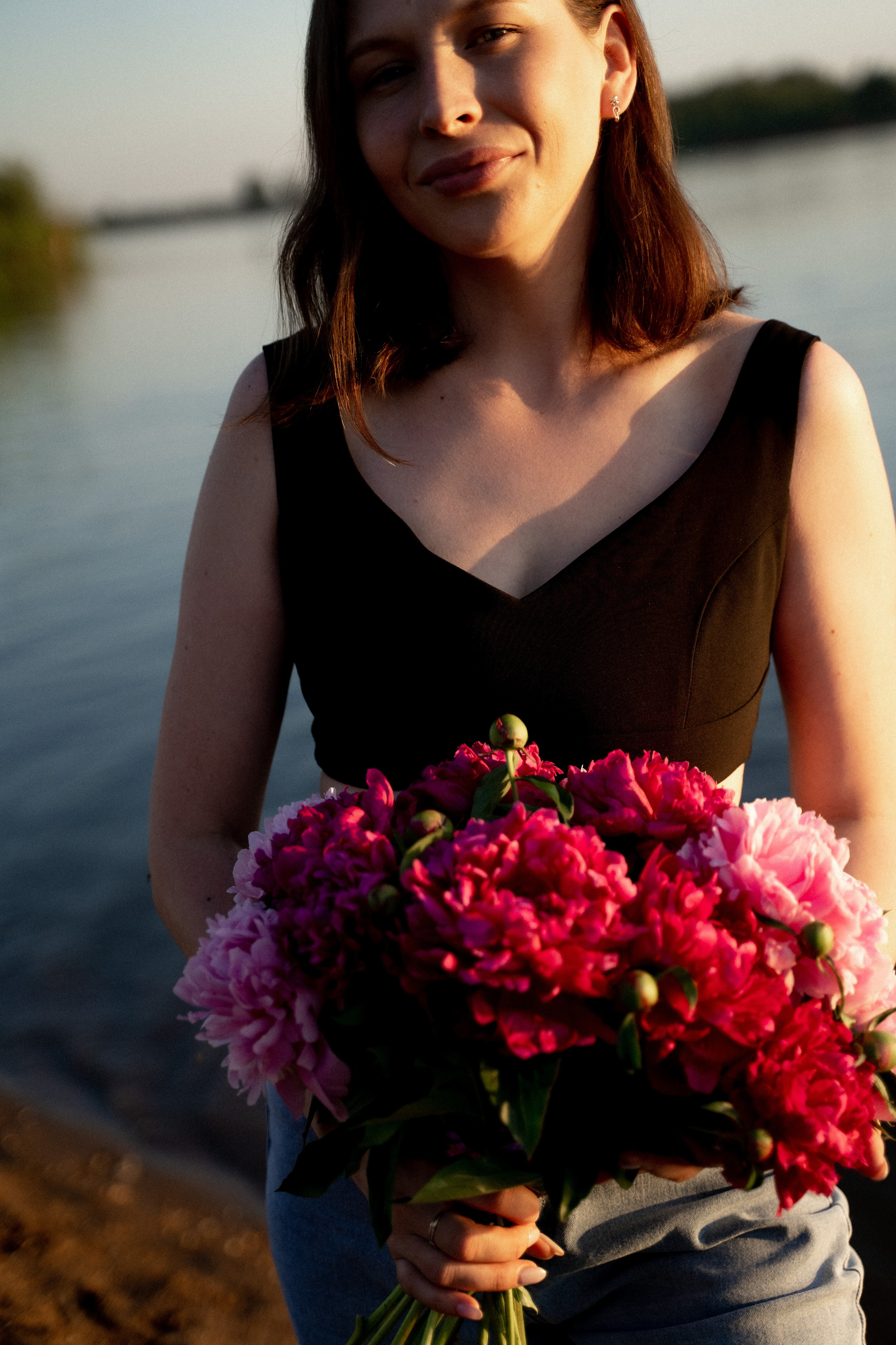 Девушки на берегу