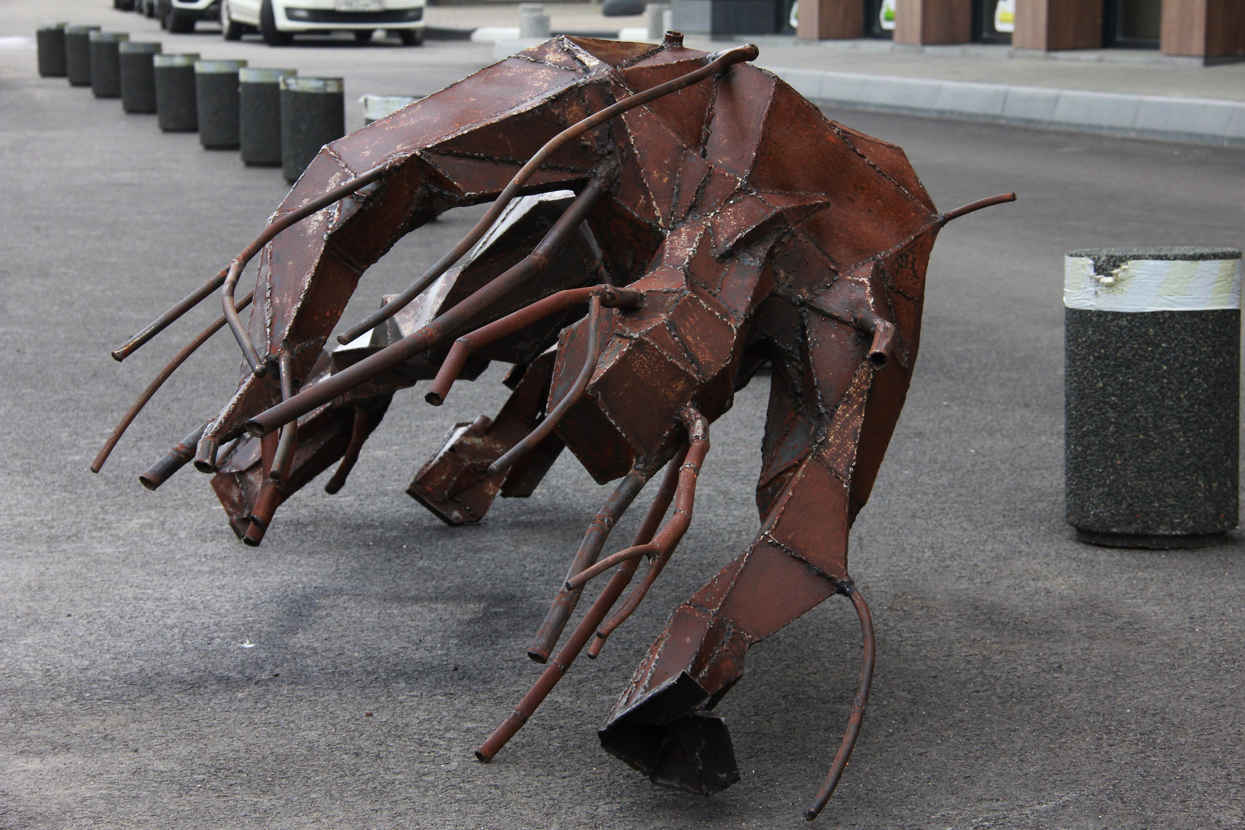 Толкающий стену / СПб/Аптекарская набережная18/2020. Художник — скульптор Антонина Фатхуллина