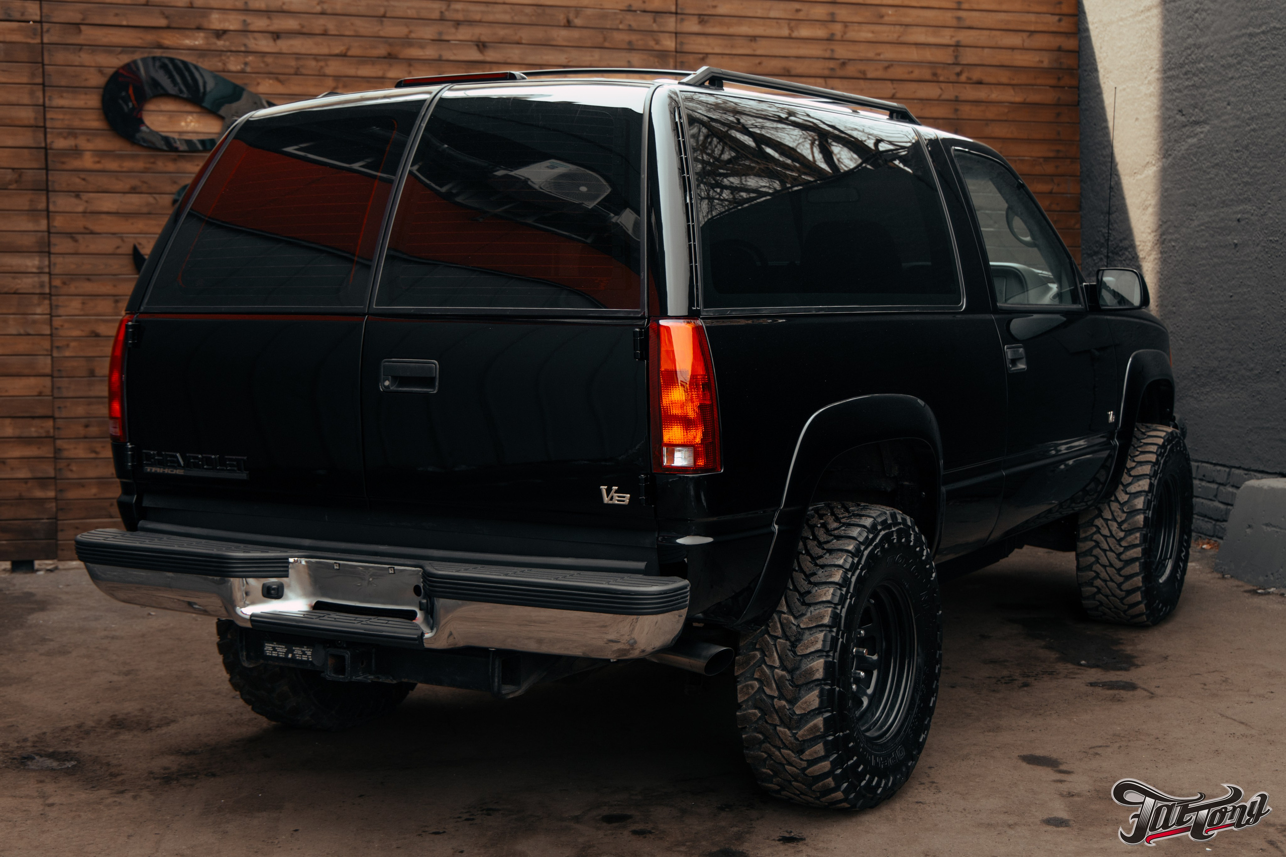 Chevrolet Tahoe I ремонт по кузову и окрас, пошив салона. DeLorein