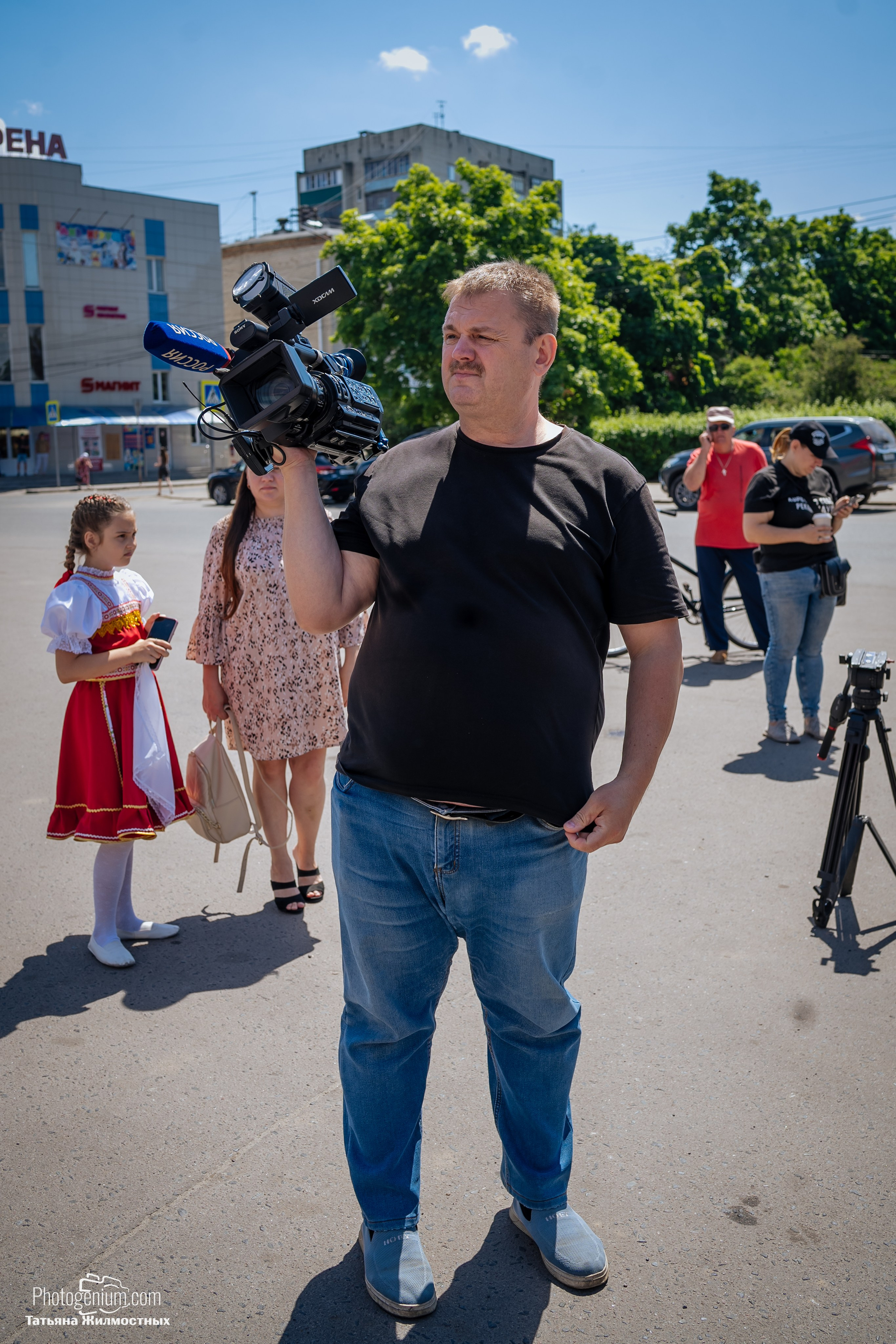 8 июня «Патриоты из Курска» сбор гуманитарной помощи у кинотеатра «Родина». Фотограф Нижний Новгород Татьяна Кейод