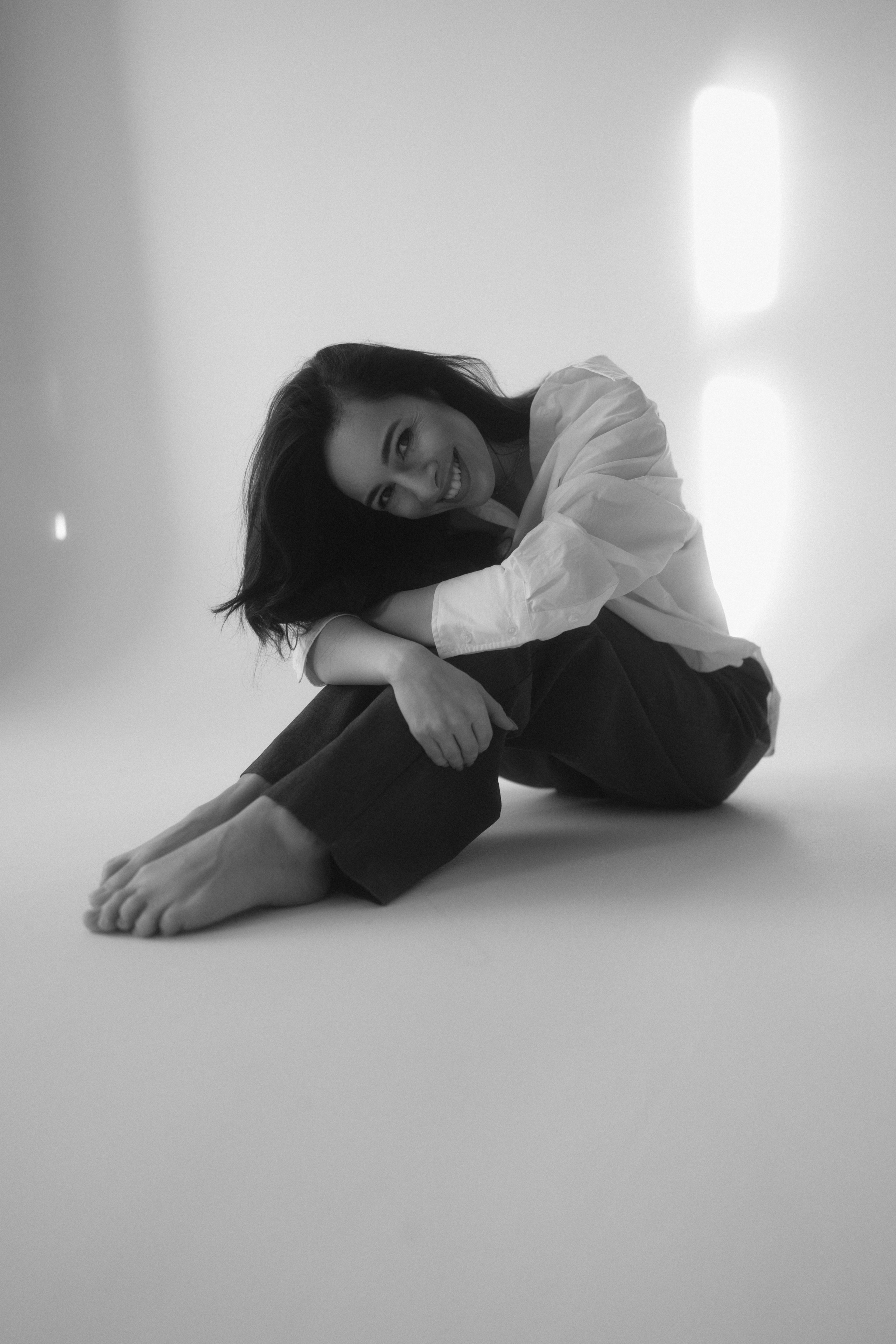 Женская портретная чб фотосессия в студии на циклораме в Казани