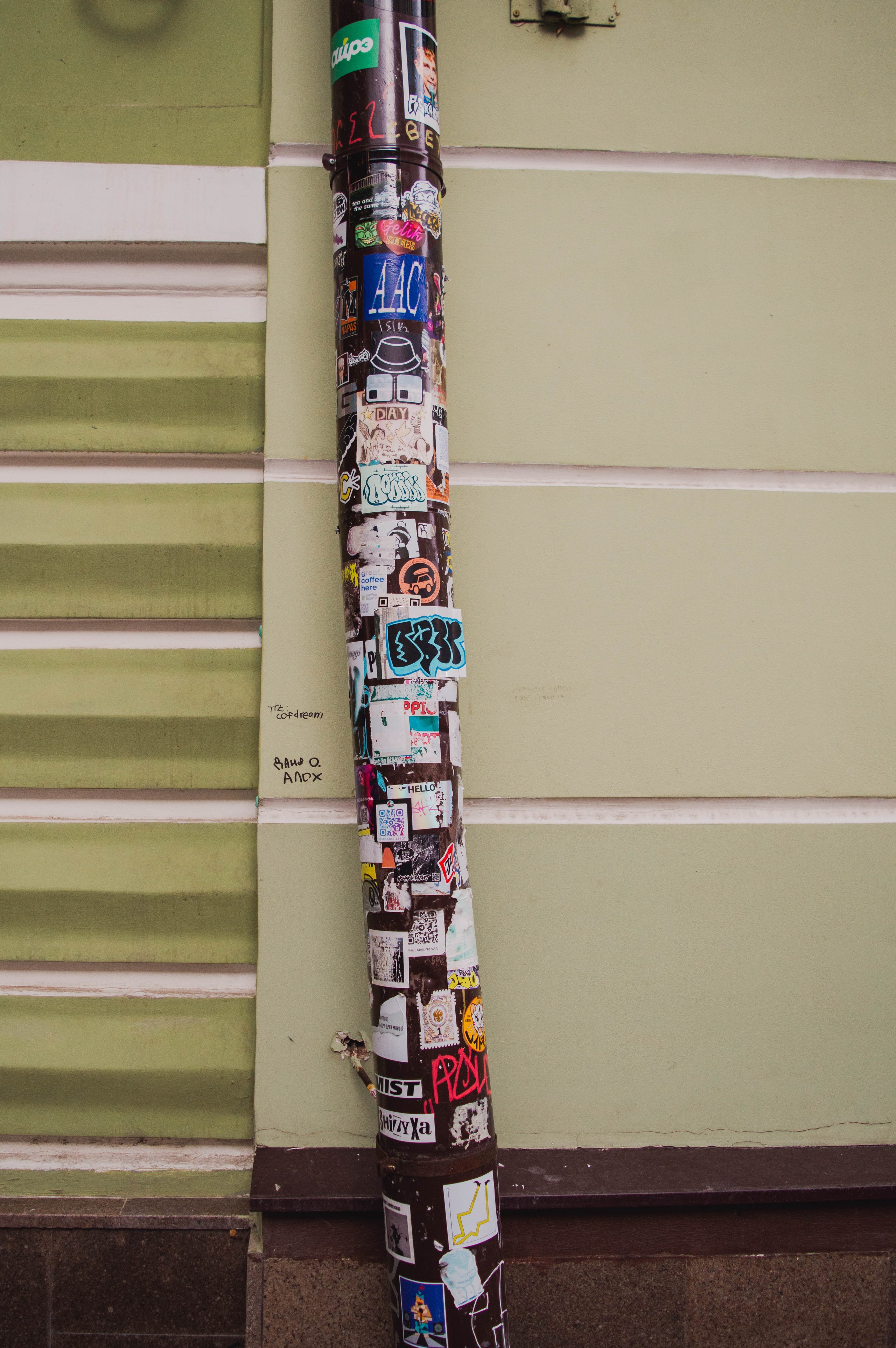 Типология «Стикербомбинг в городе». Фотограф Анастасия Лощакова в Москве