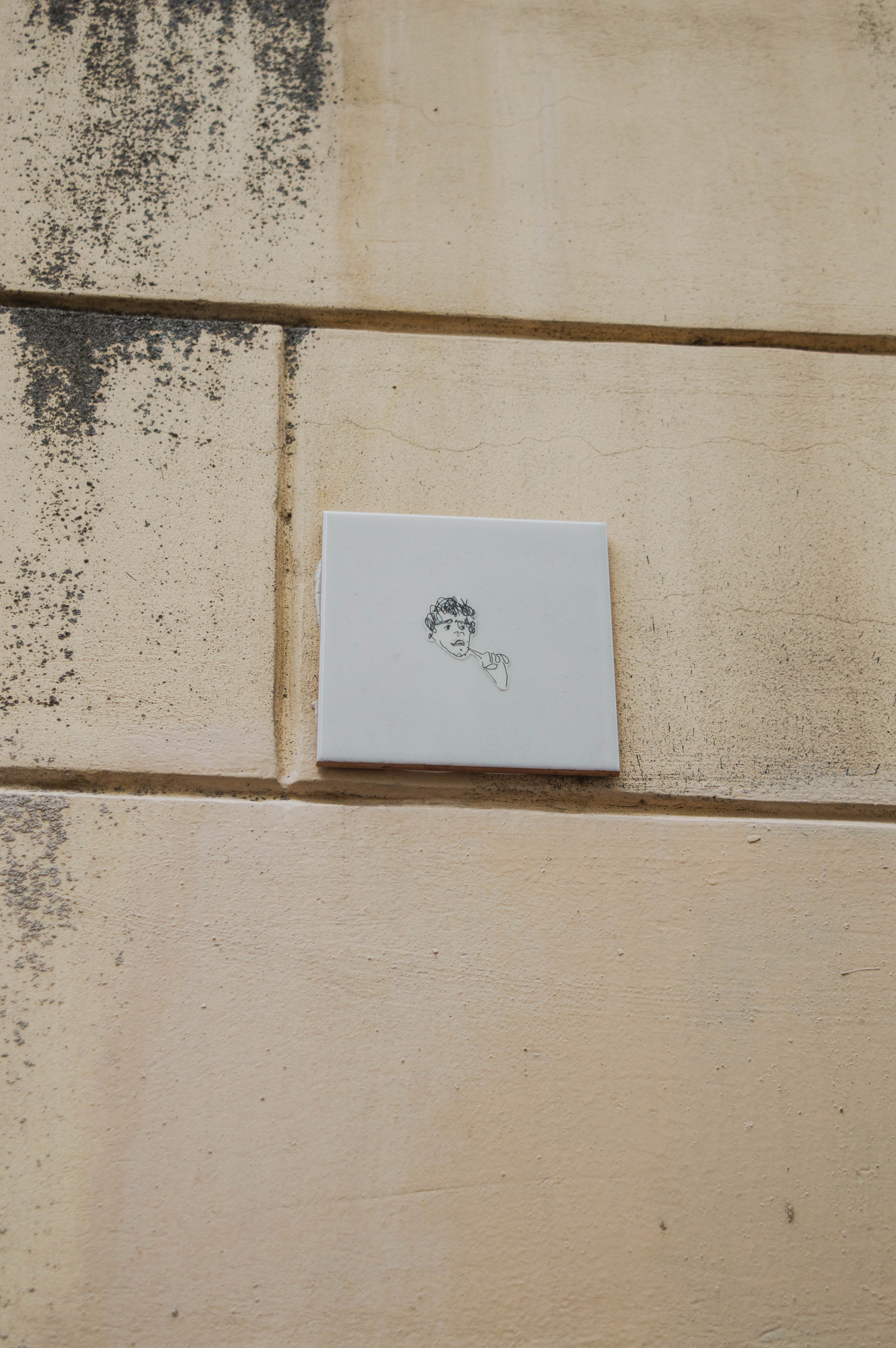 Типология «Стикербомбинг в городе». Фотограф Анастасия Лощакова в Москве