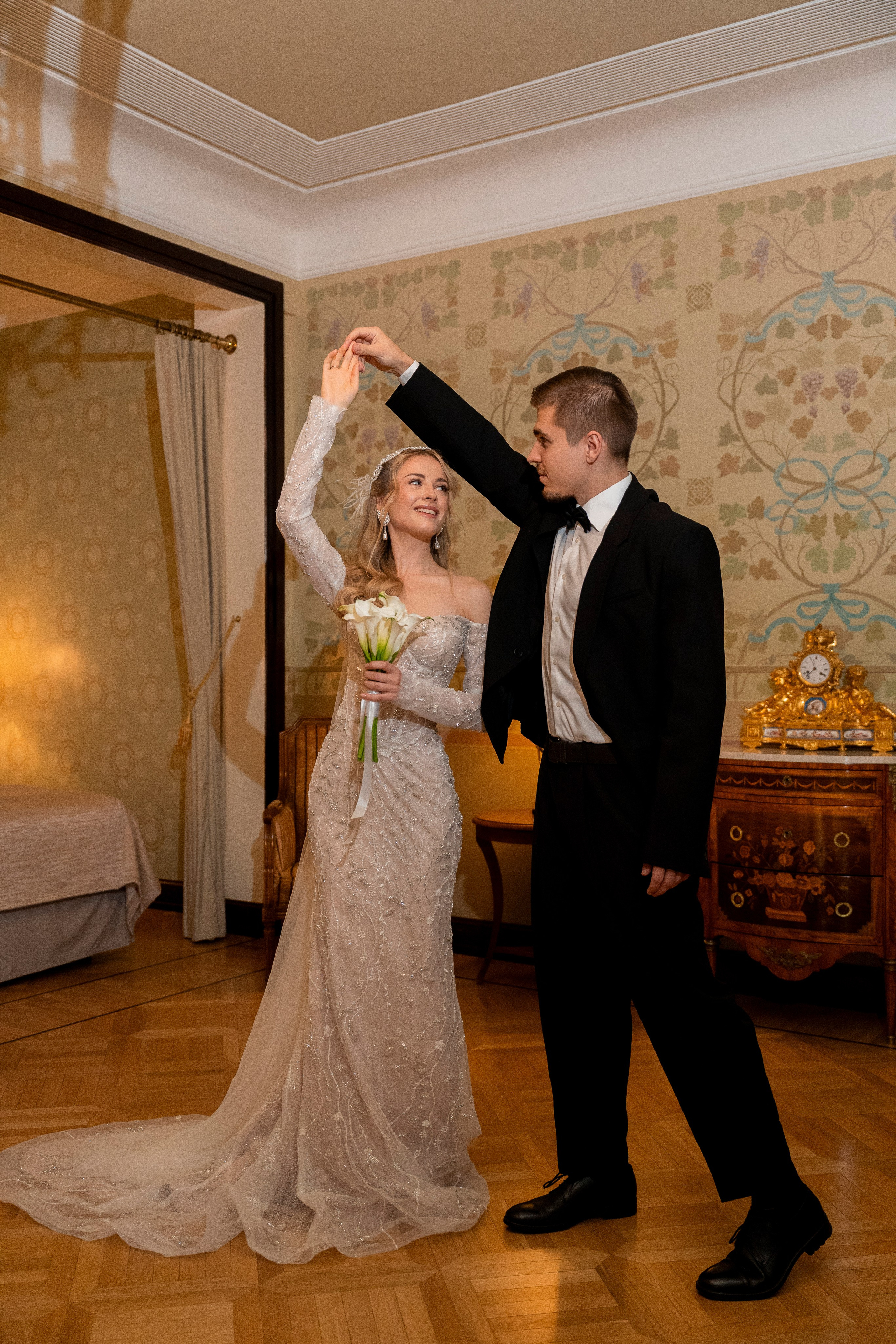 Свадебная фотосессия в отеле Метрополь. Свадебный фотограф в Москве Анна Полушина