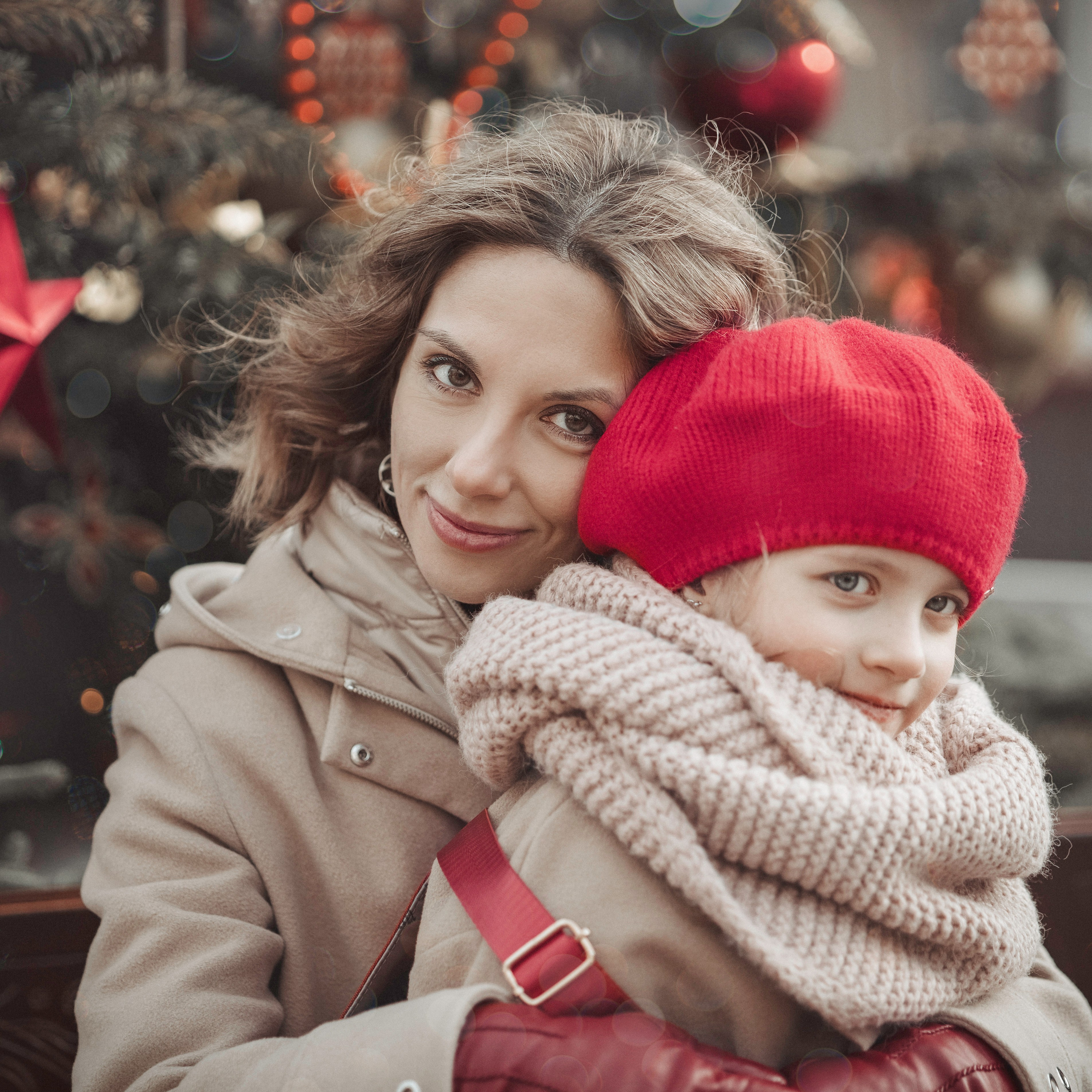 Семейная фотосъемка в Москве для мамы и дочки. Прогулка днем по новогодней Москве украшенной зимними новогодними елками и шарами, красно-бежевая, Третьяковский проезд, Манежная площадь, ГУМ-ярмарка