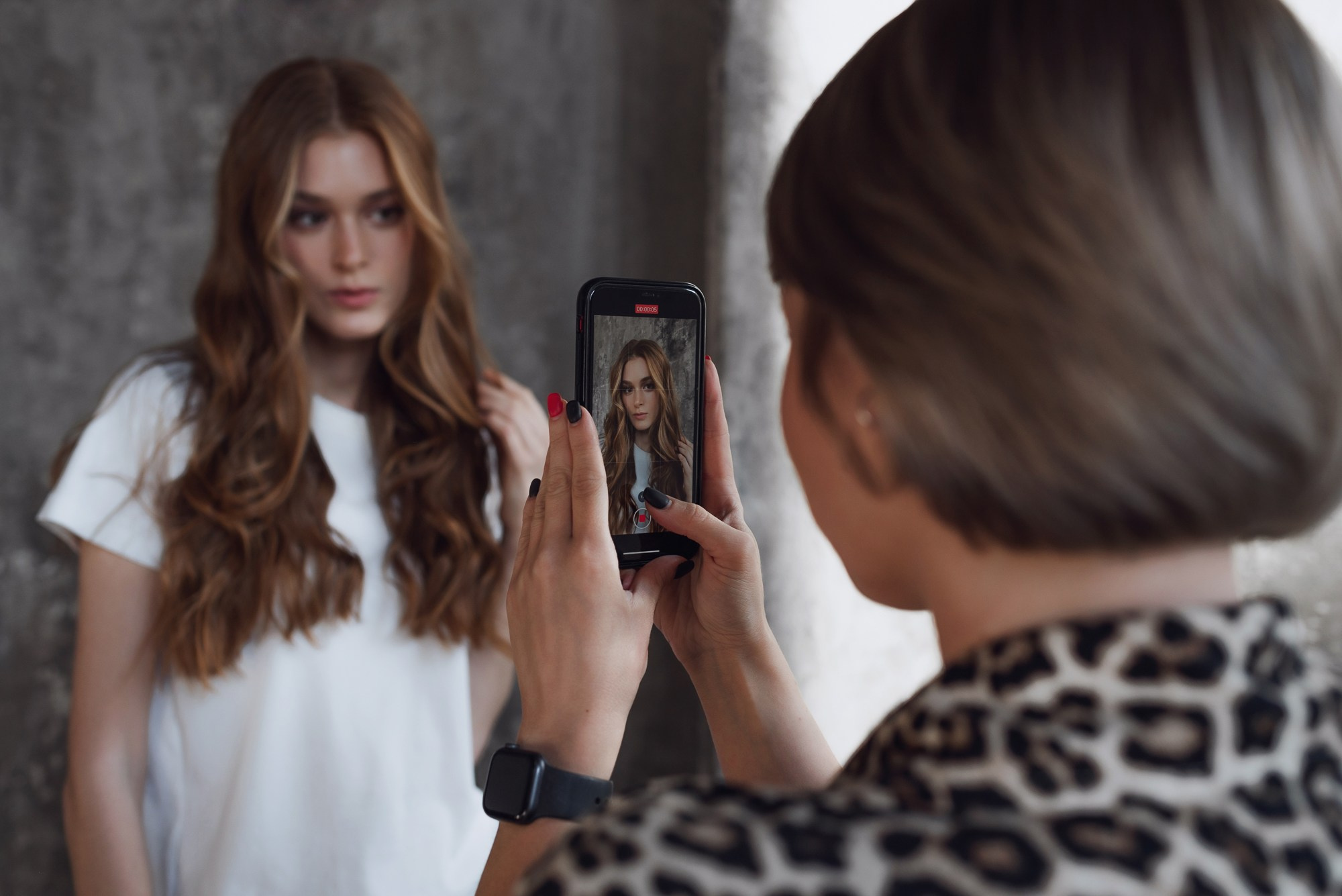 фотомодель и визажист в студии