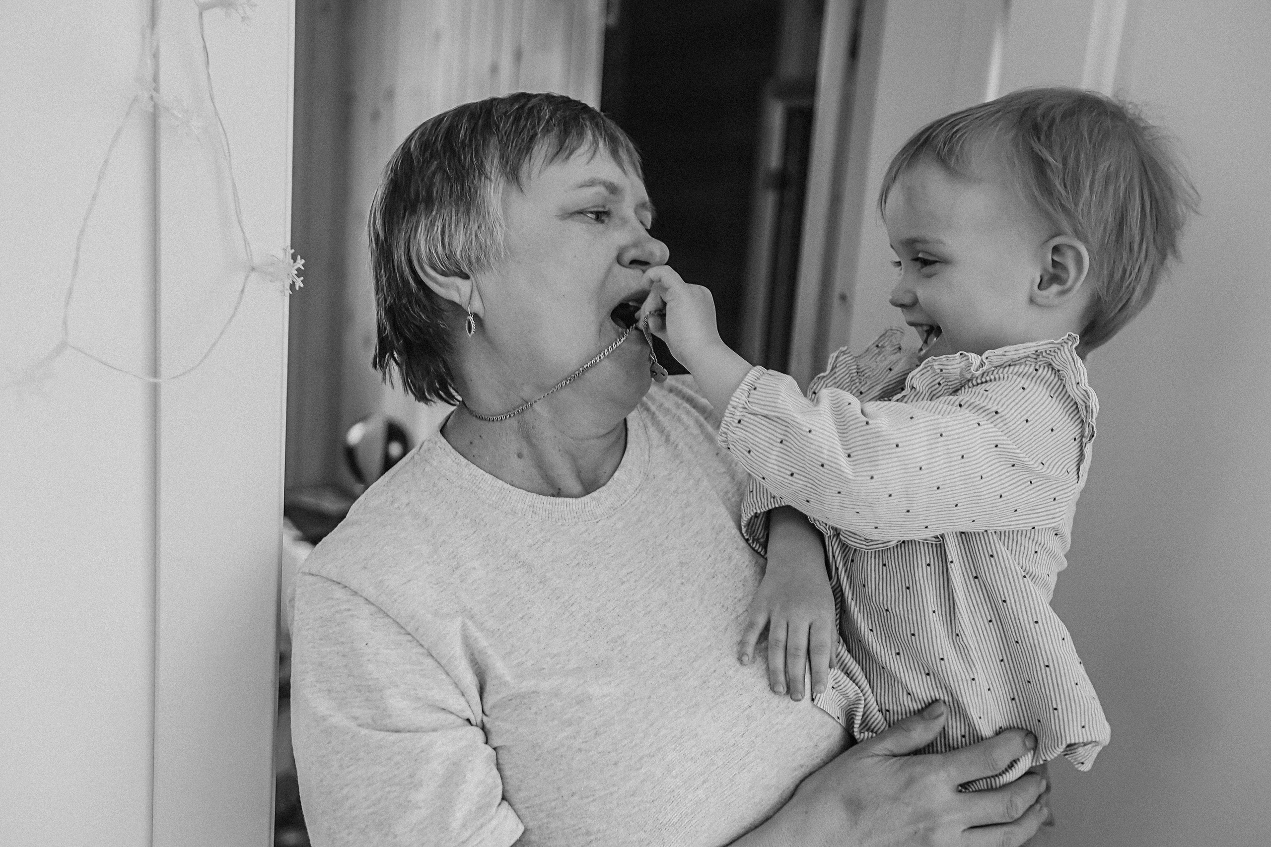 Семейная в домике (репортаж). Семейный фотограф Тюмень, фотограф на роды Салмина Мария