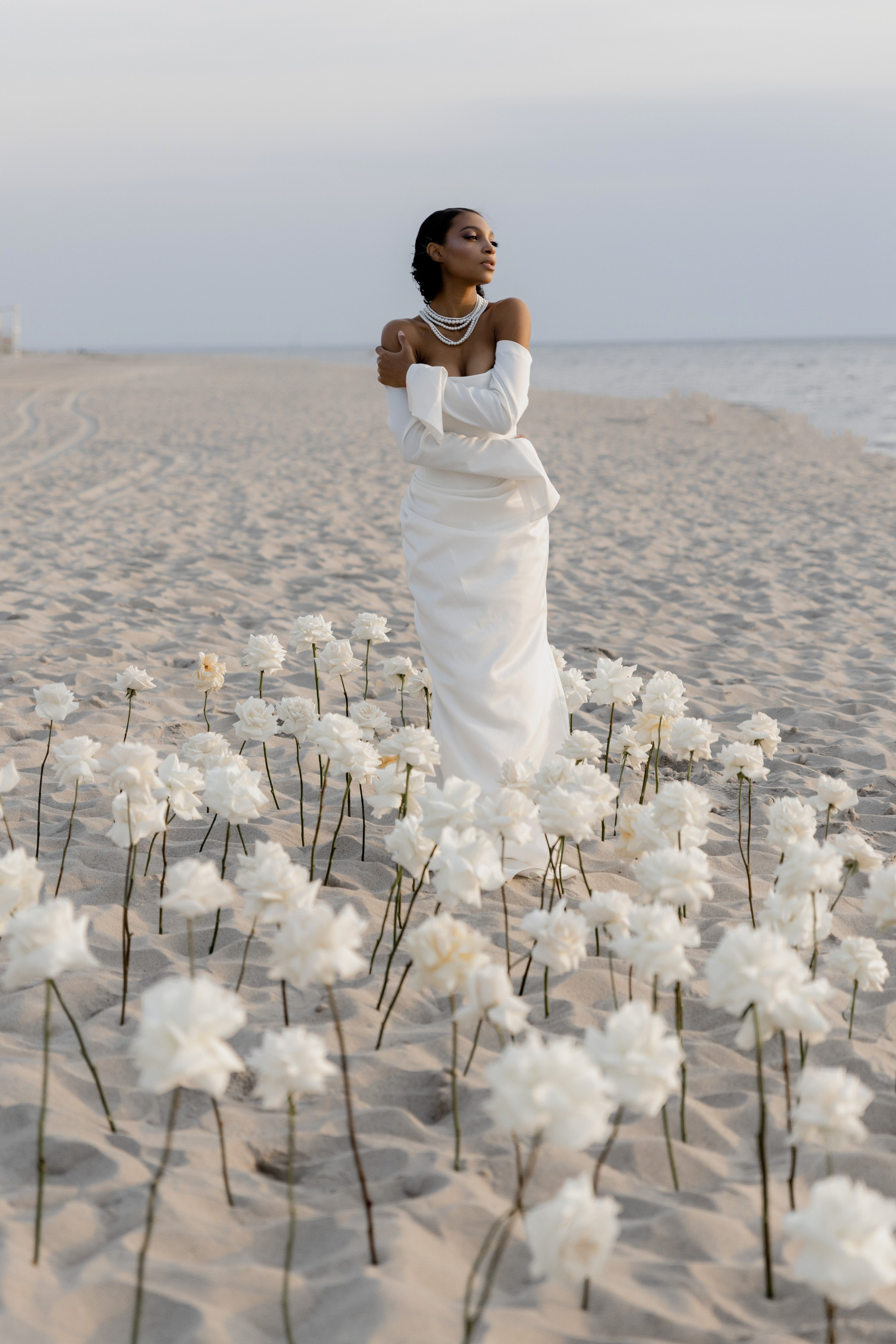 Выездная регистрация на море с белыми розами. Свадебный фотограф Калининград