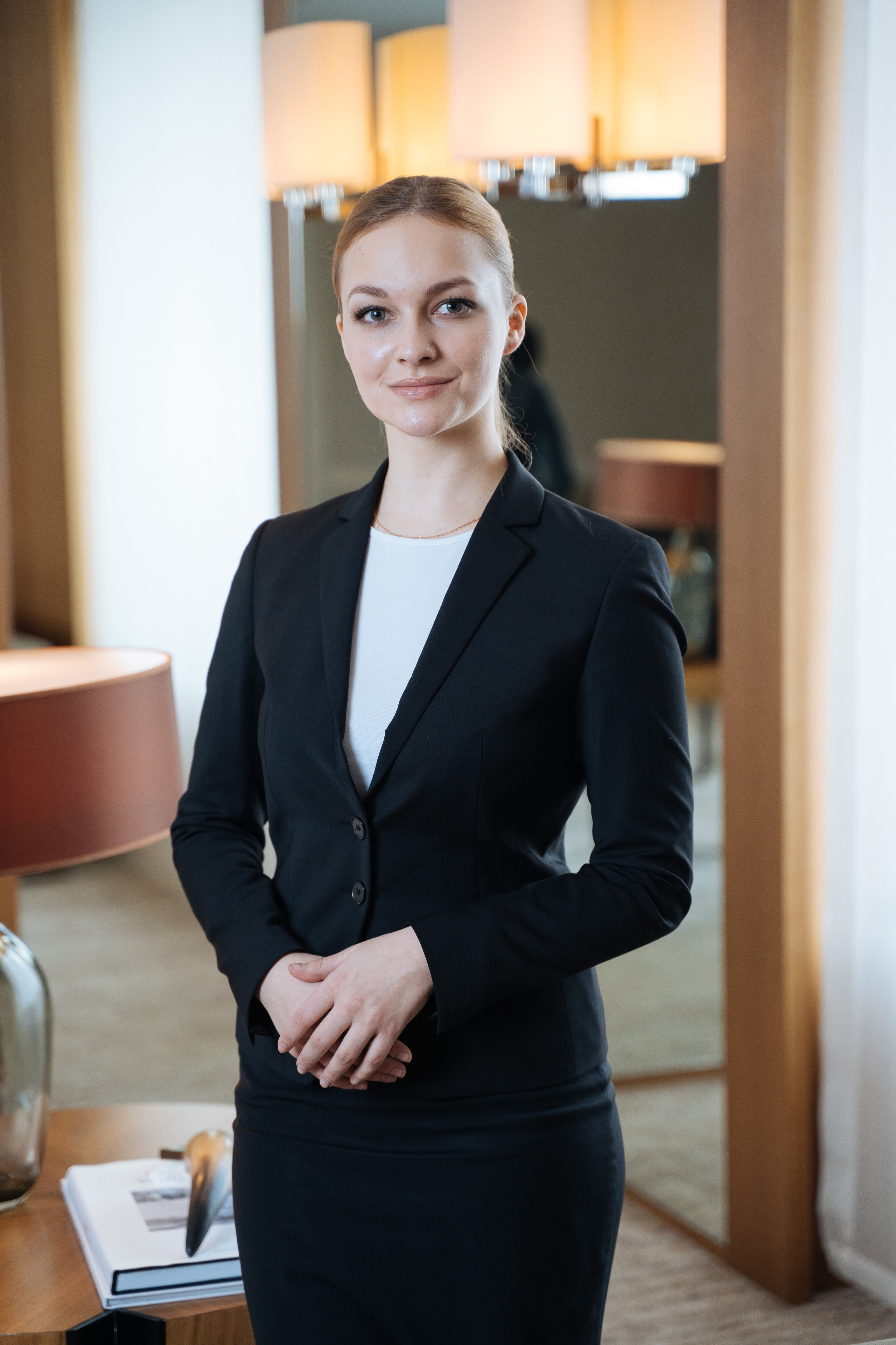 Портрет администратора в лобби отеля Ararat Park Hyatt — стиль, комфорт, профессионализм