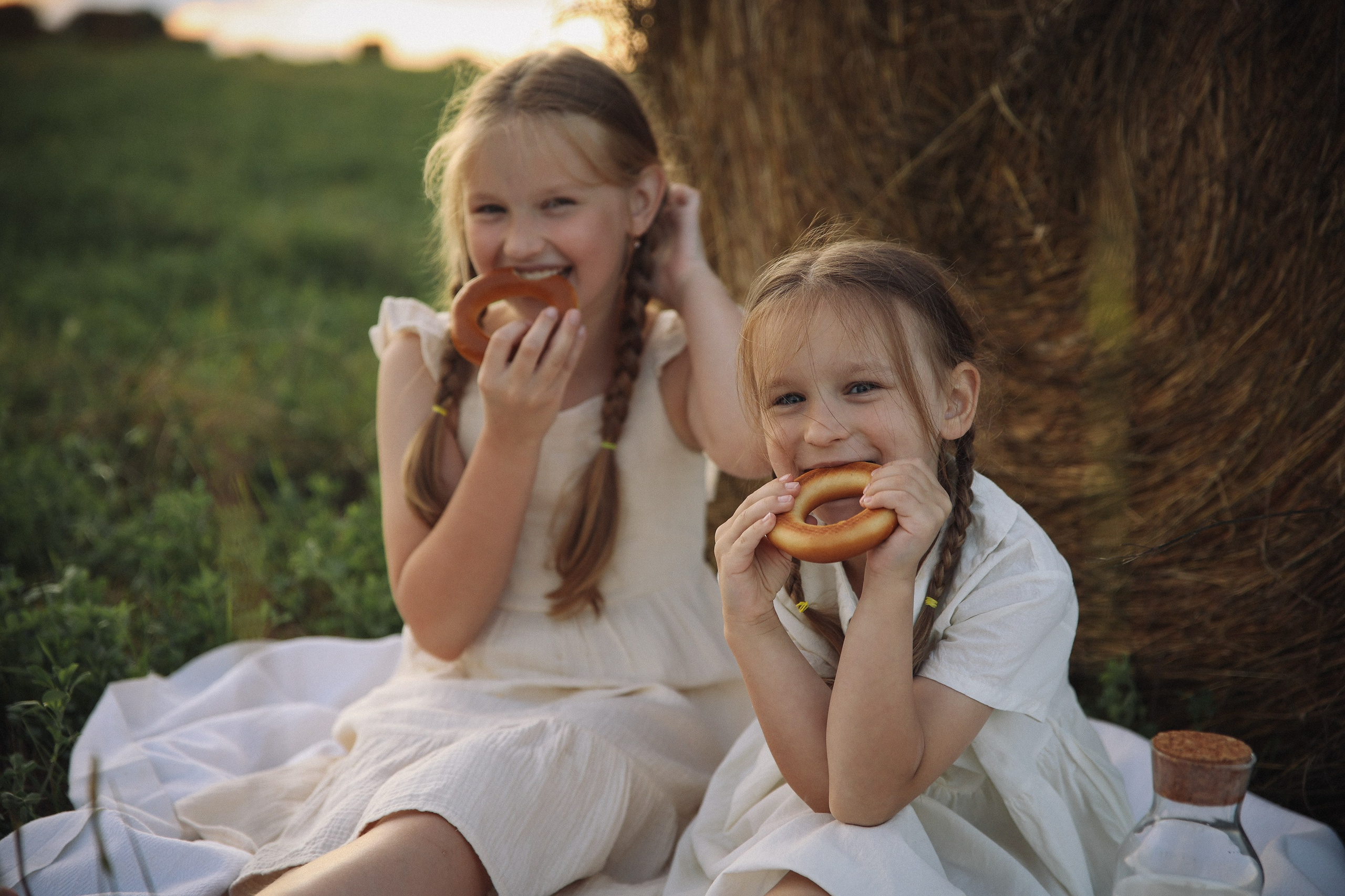 Фотосессия в поле летняя фотосессия в стогах. Фотограф Владимир Москва