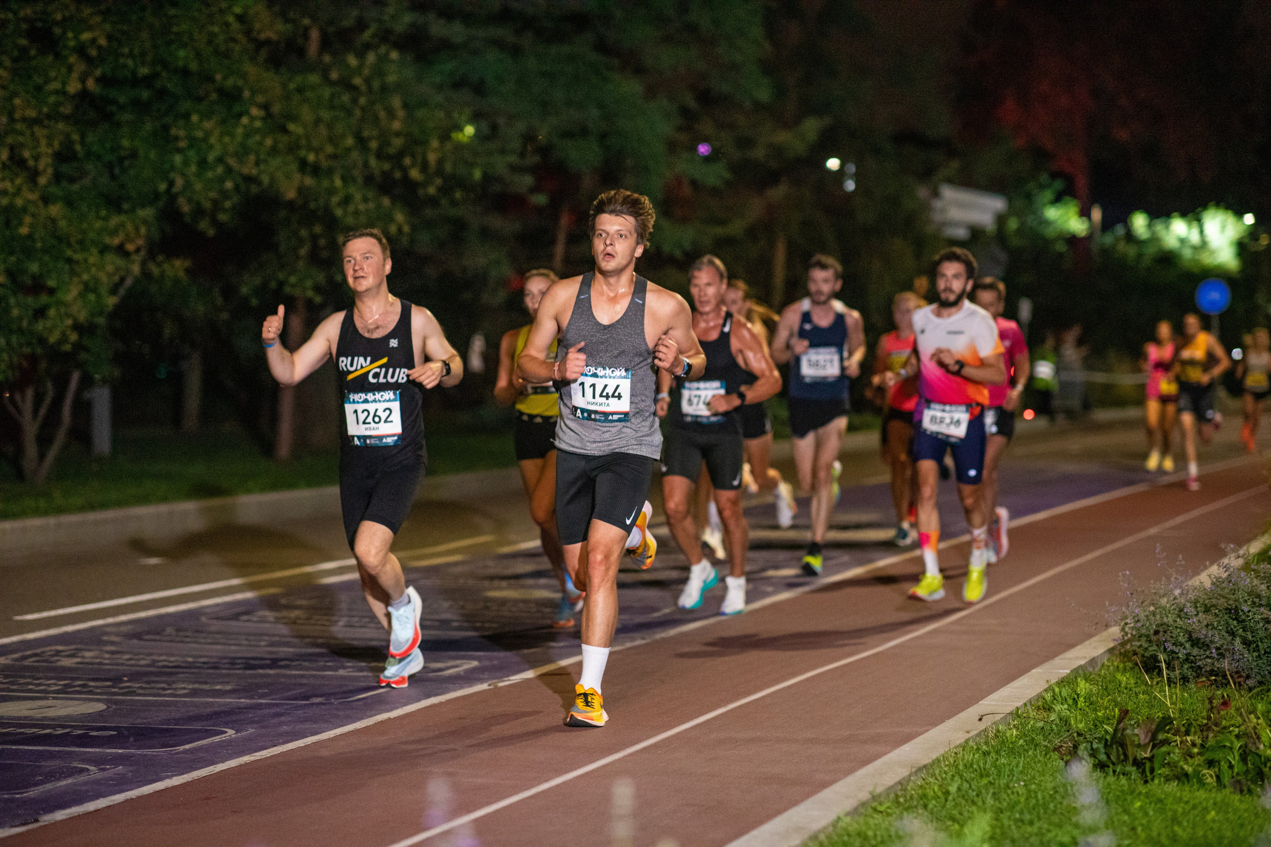Ночной забег в ленте фотографий бегунов 03.08.24. Фотограф Сергей Ловкий