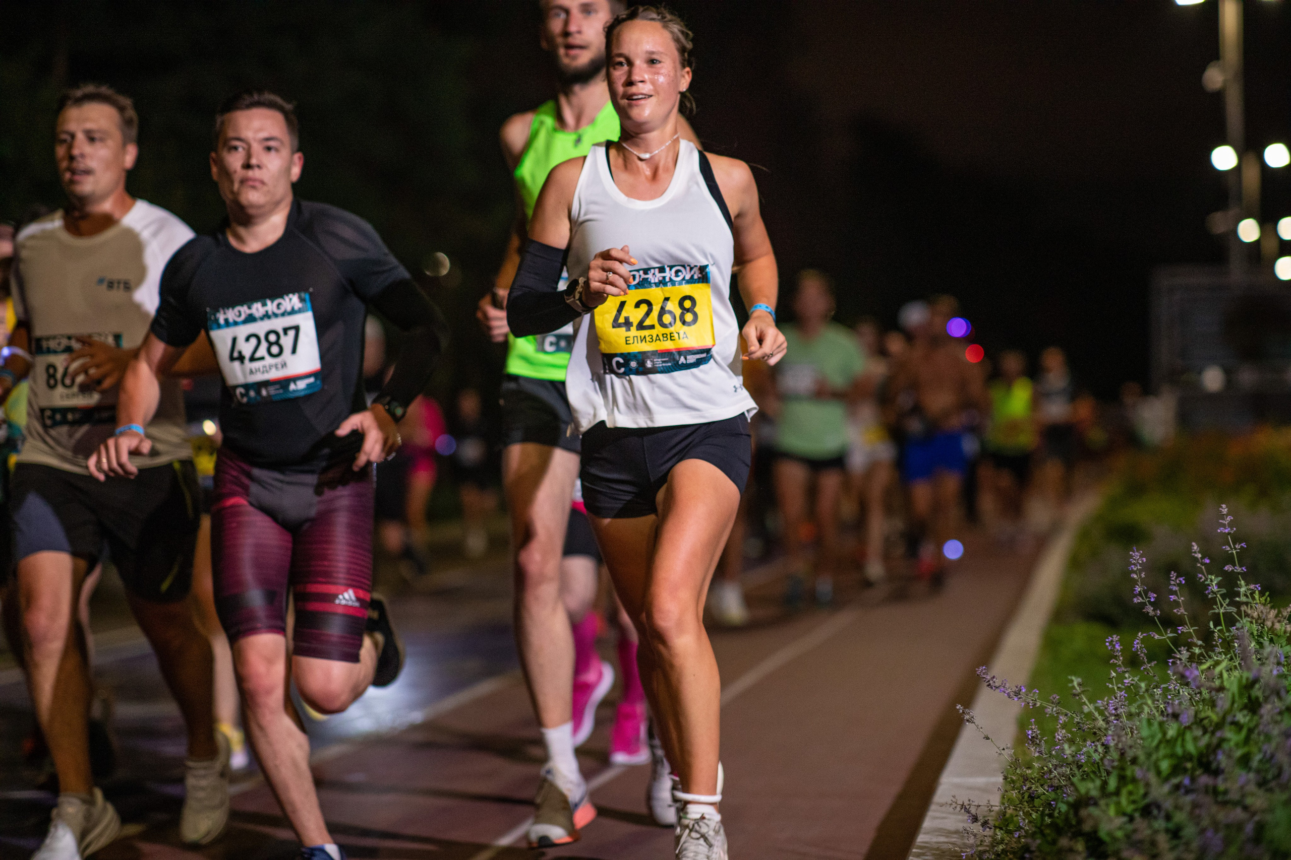 Ночной забег в ленте фотографий бегунов 03.08.24. Фотограф Сергей Ловкий