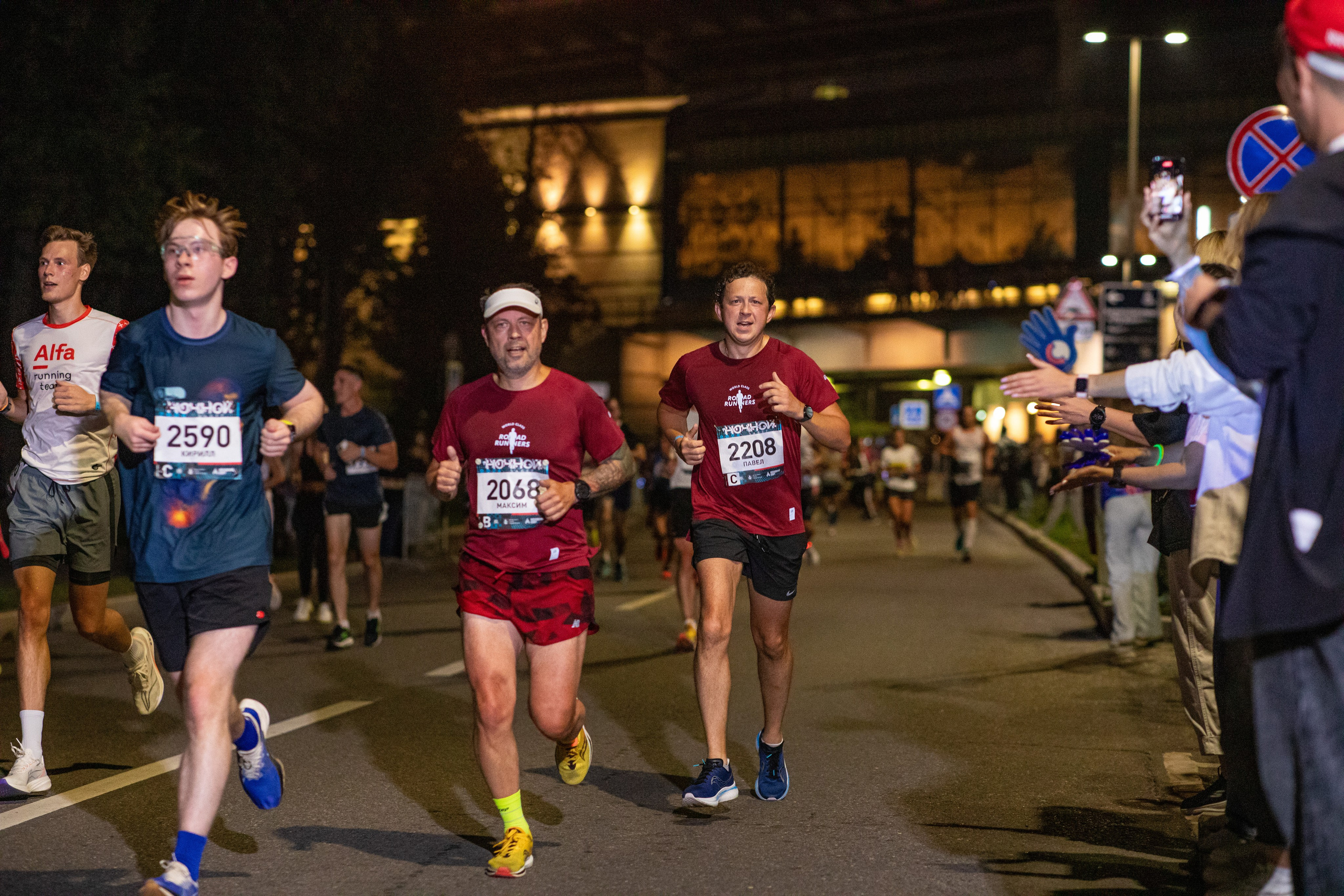 Ночной забег в ленте фотографий бегунов 03.08.24. Фотограф Сергей Ловкий