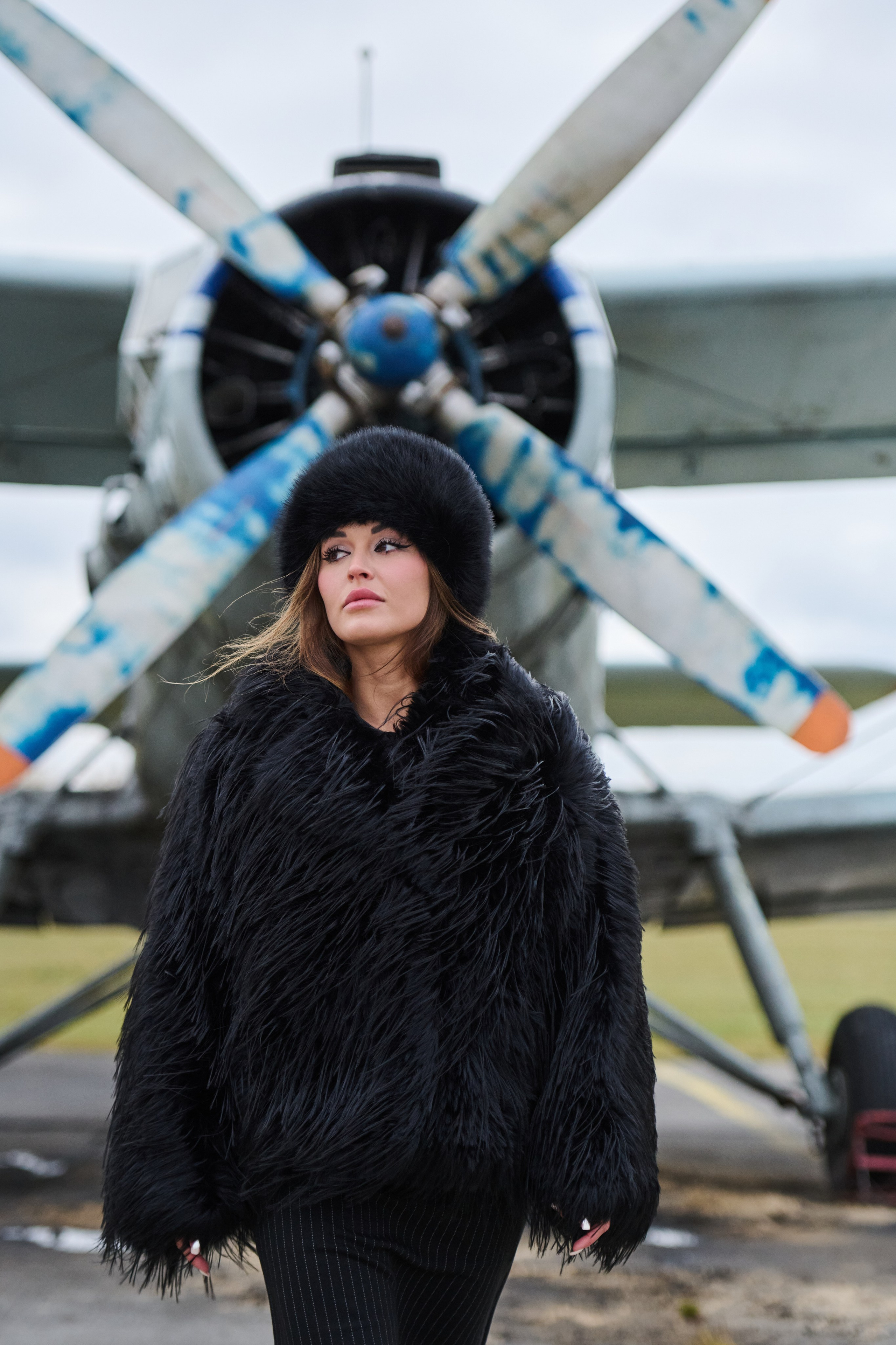 Фотосессия моделей в шубах на аэродроме. Репортажный и семейный фотограф — Шелихов Сергей