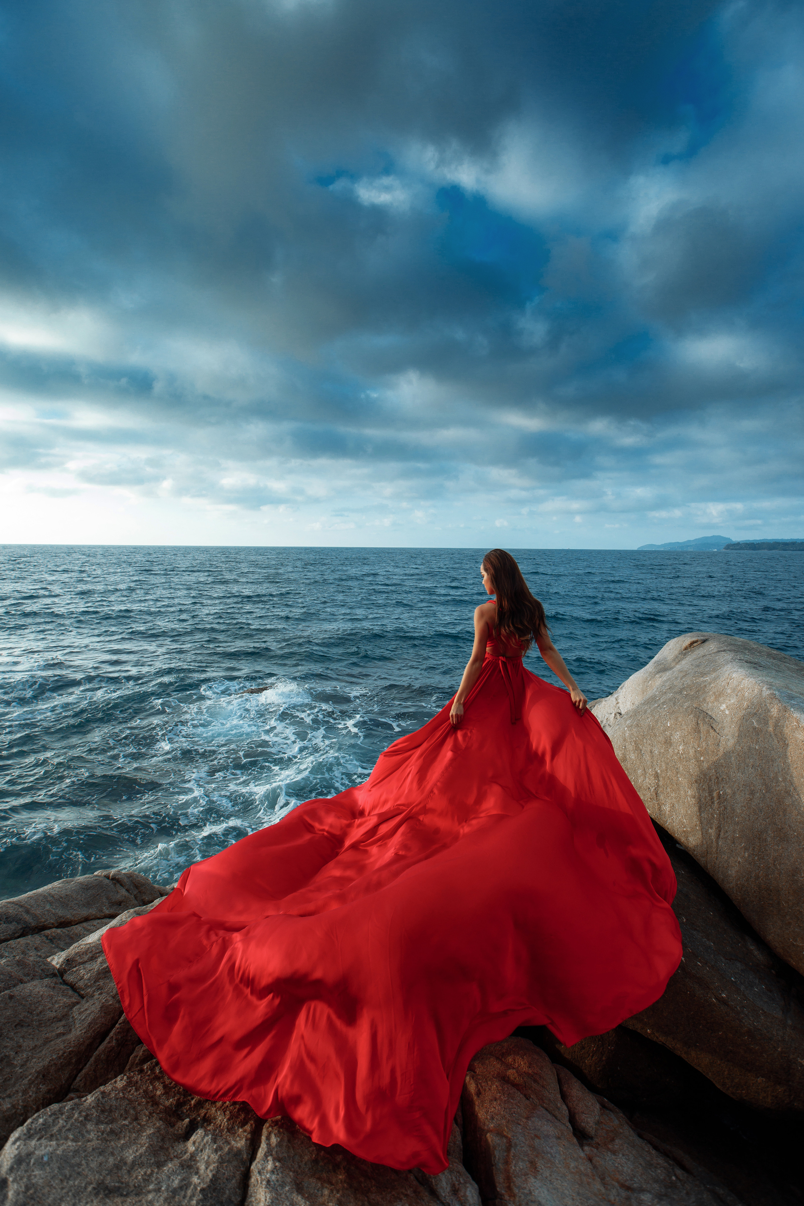 Девушка в Красном платье на берегу