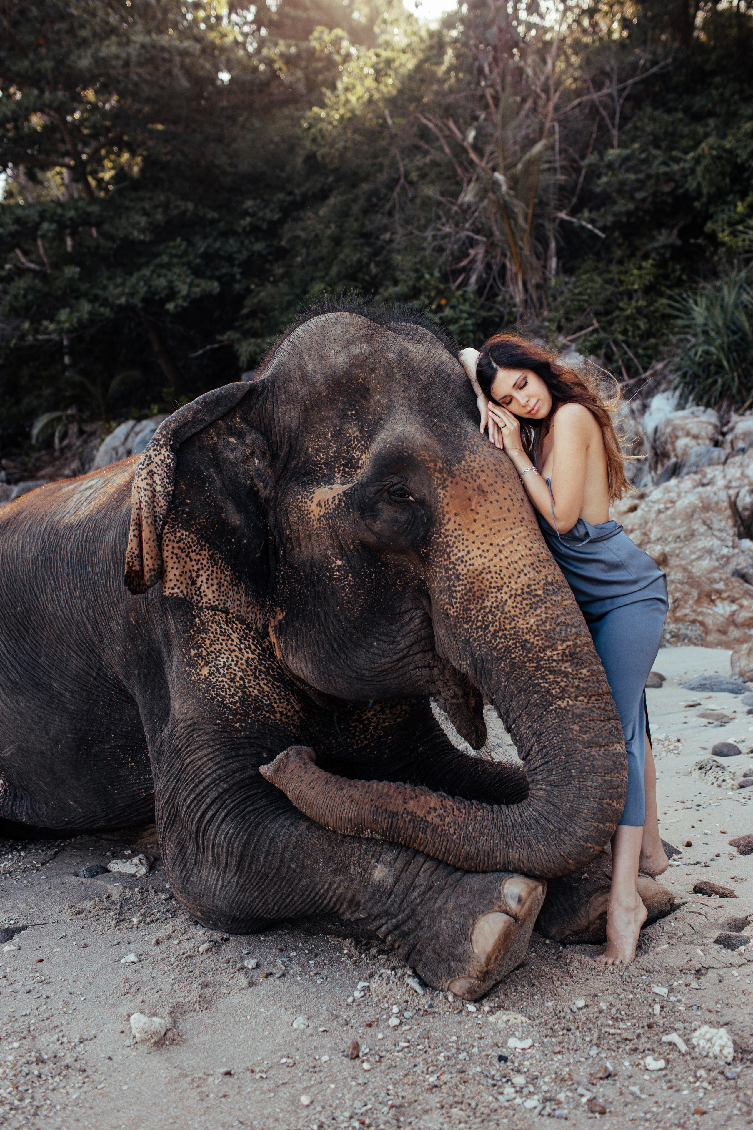 девушка со слоном на Пхукете