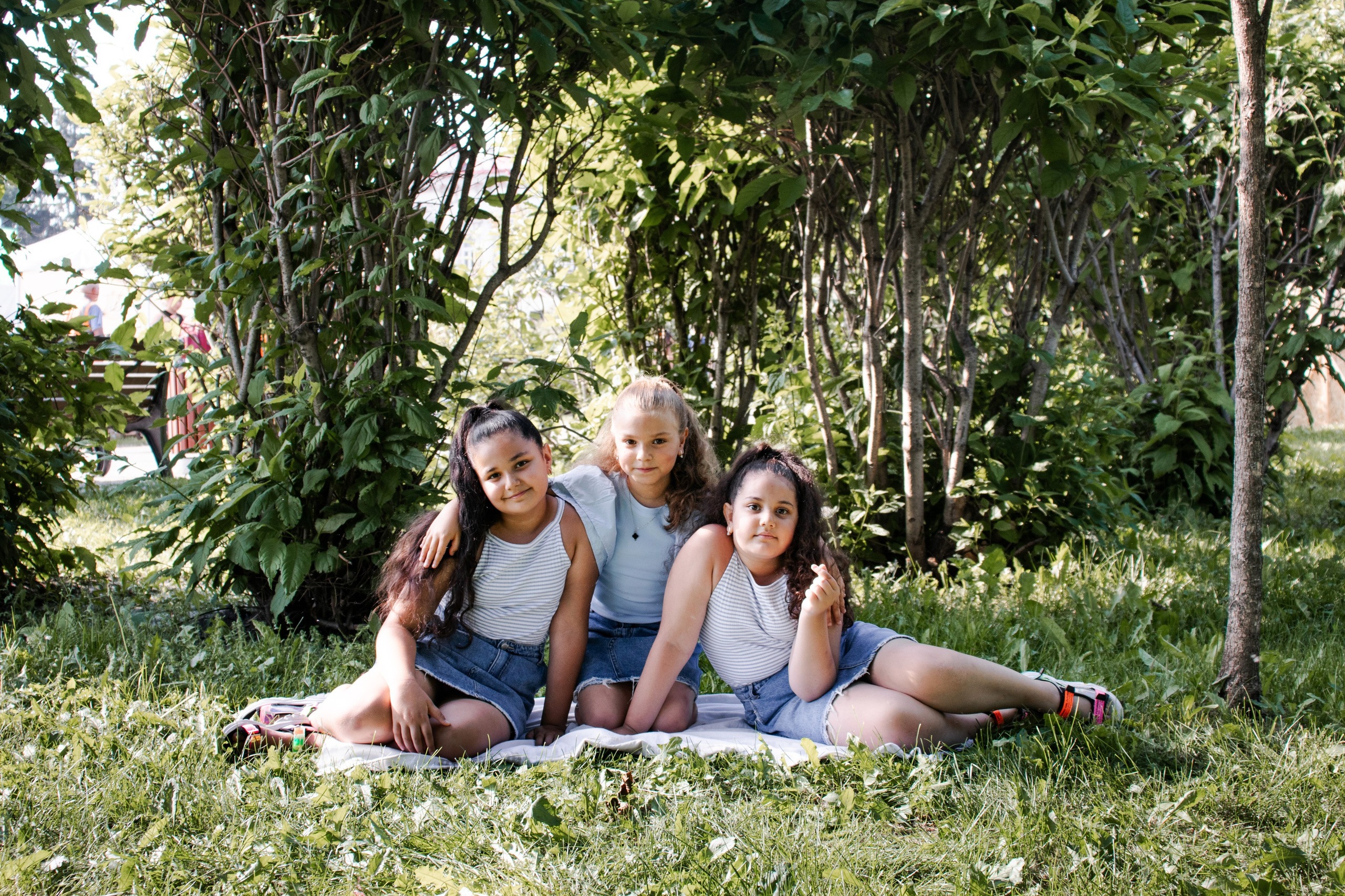 Семейная прогулочная летняя фотосессия в городском саду города Томска