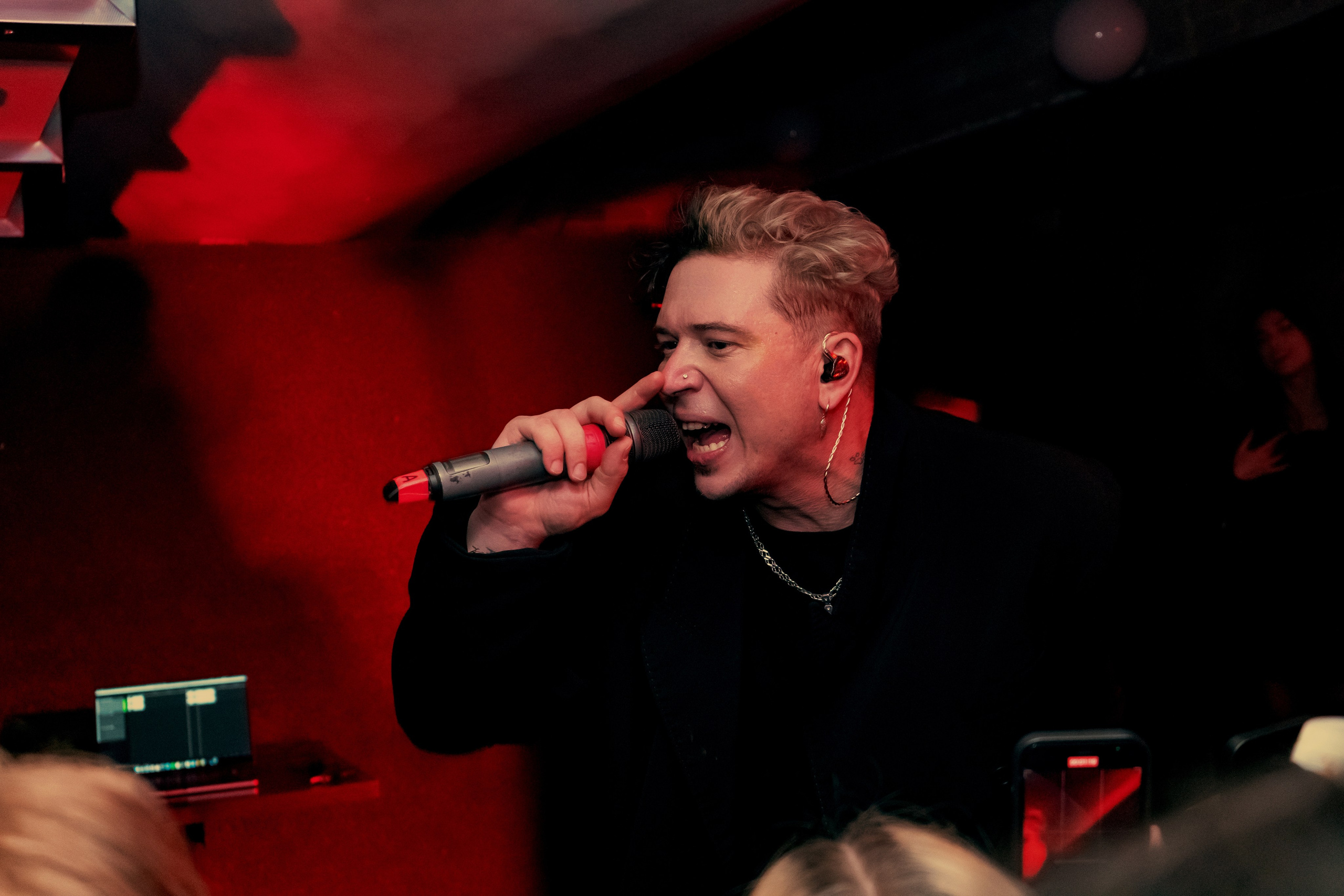 Playingtheangel. Уфа. Маленький зал, красный свет, мощный звук. Фотограф Гильмутдинов Руслан