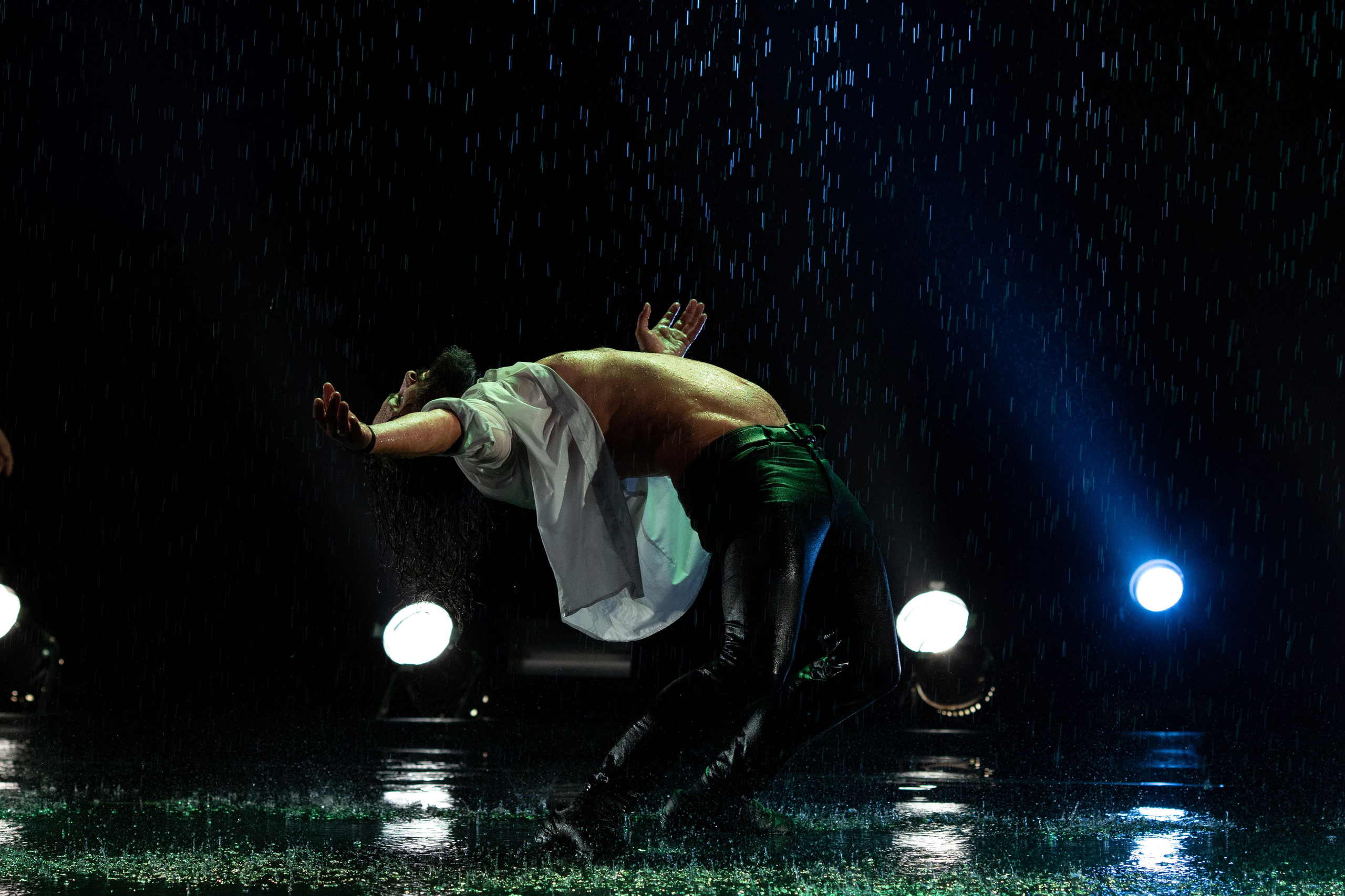 Искушение. Танец под дождём. Фотограф Антонина Свешникова. ВЫПУСКНЫЕ ФОТОКНИГИ для детских садов и школ. Москва, Владимир