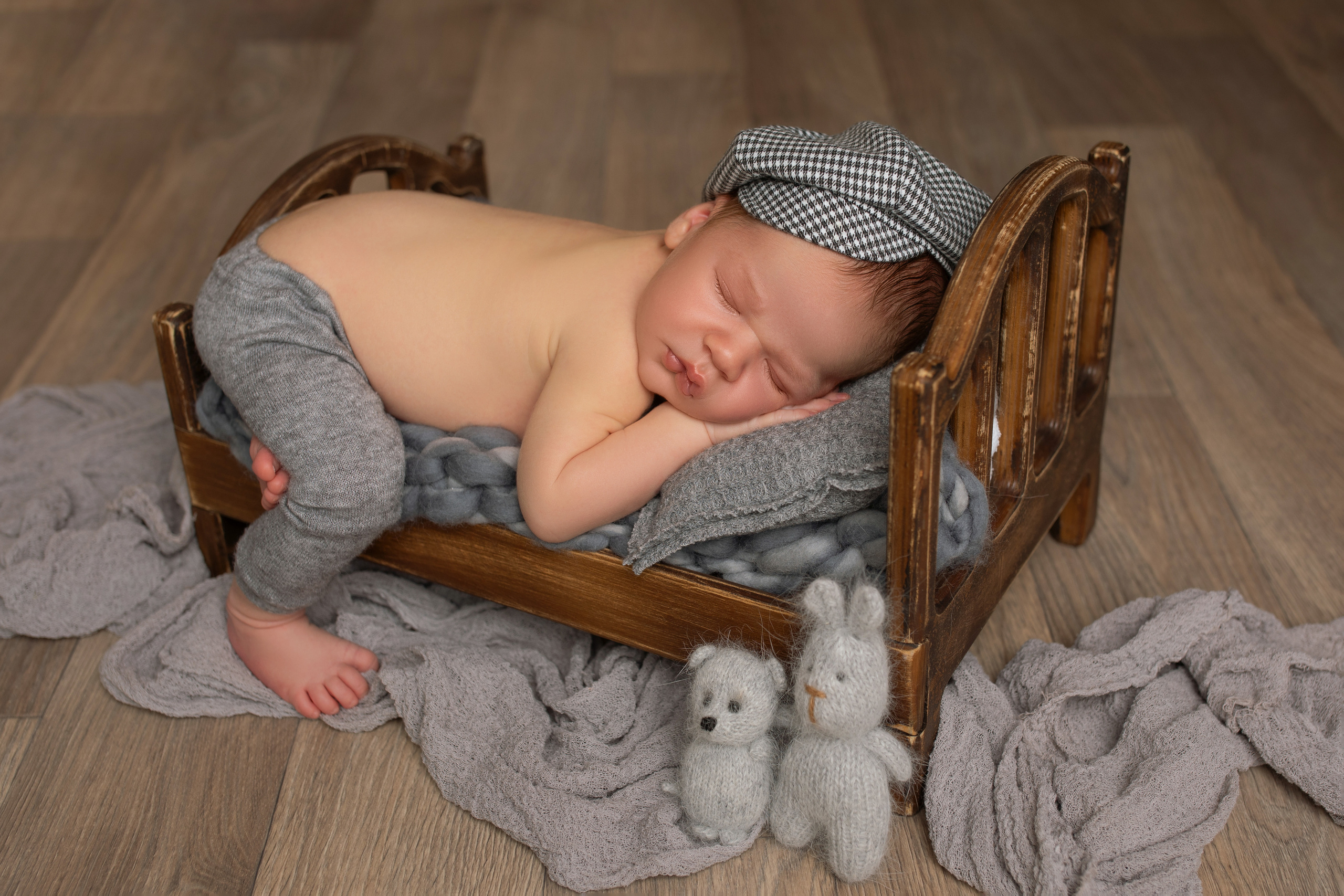 Фотосессия новорожденного мальчик в кроватке в Хабаровске