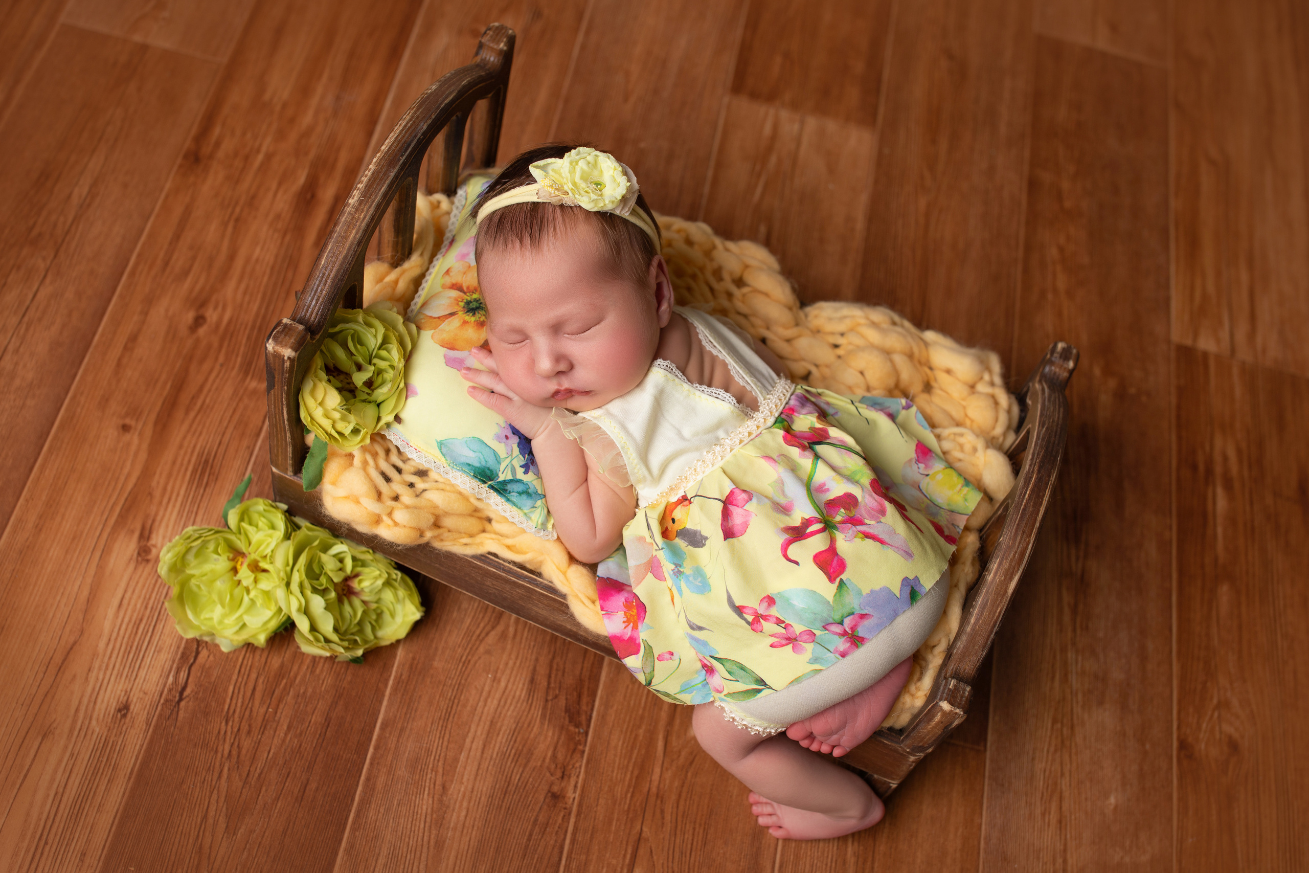 Новорожденная девочка на кроватке в Хабаровске