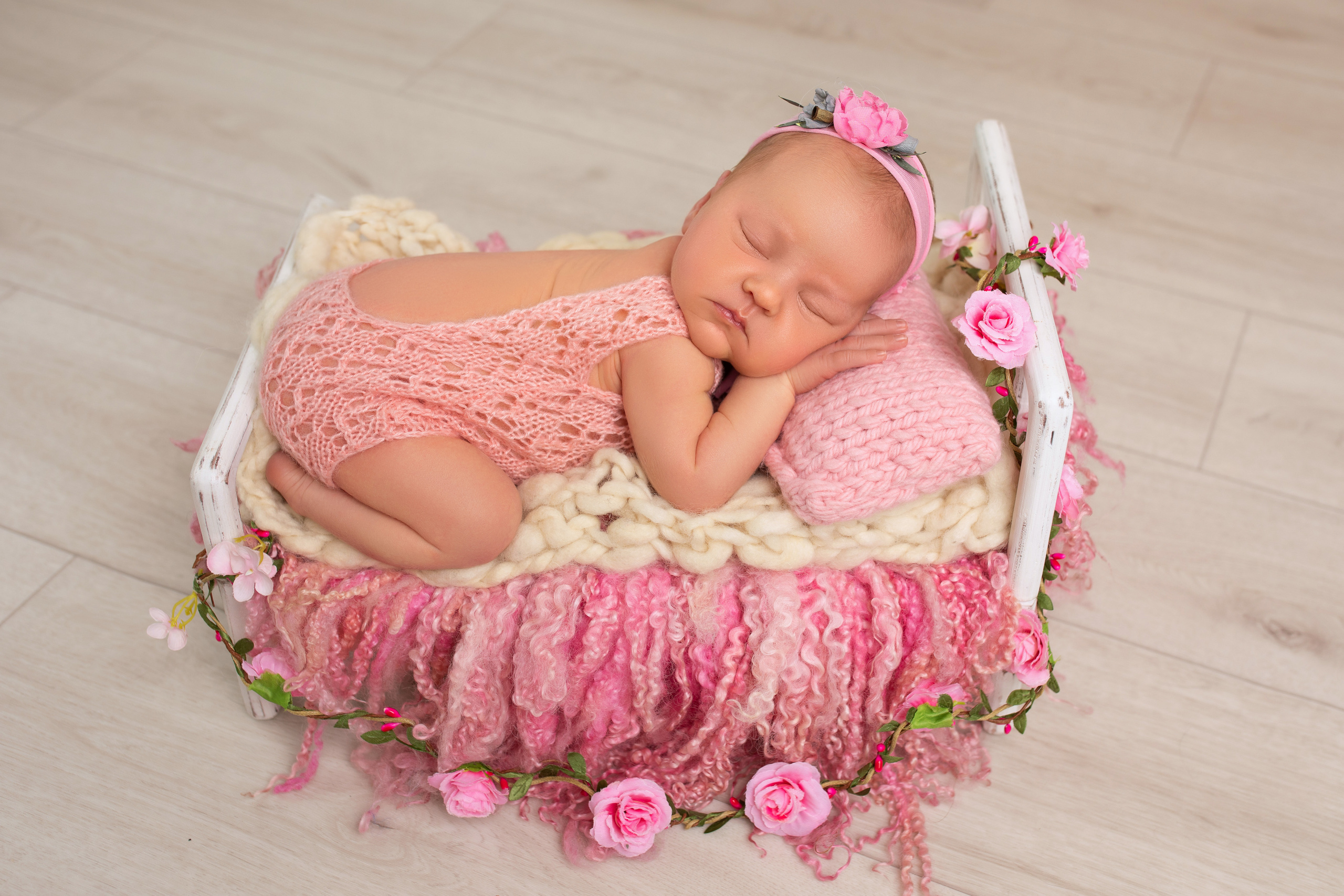 Фотосессия новорожденной девочки в кроватке в Хабаровске