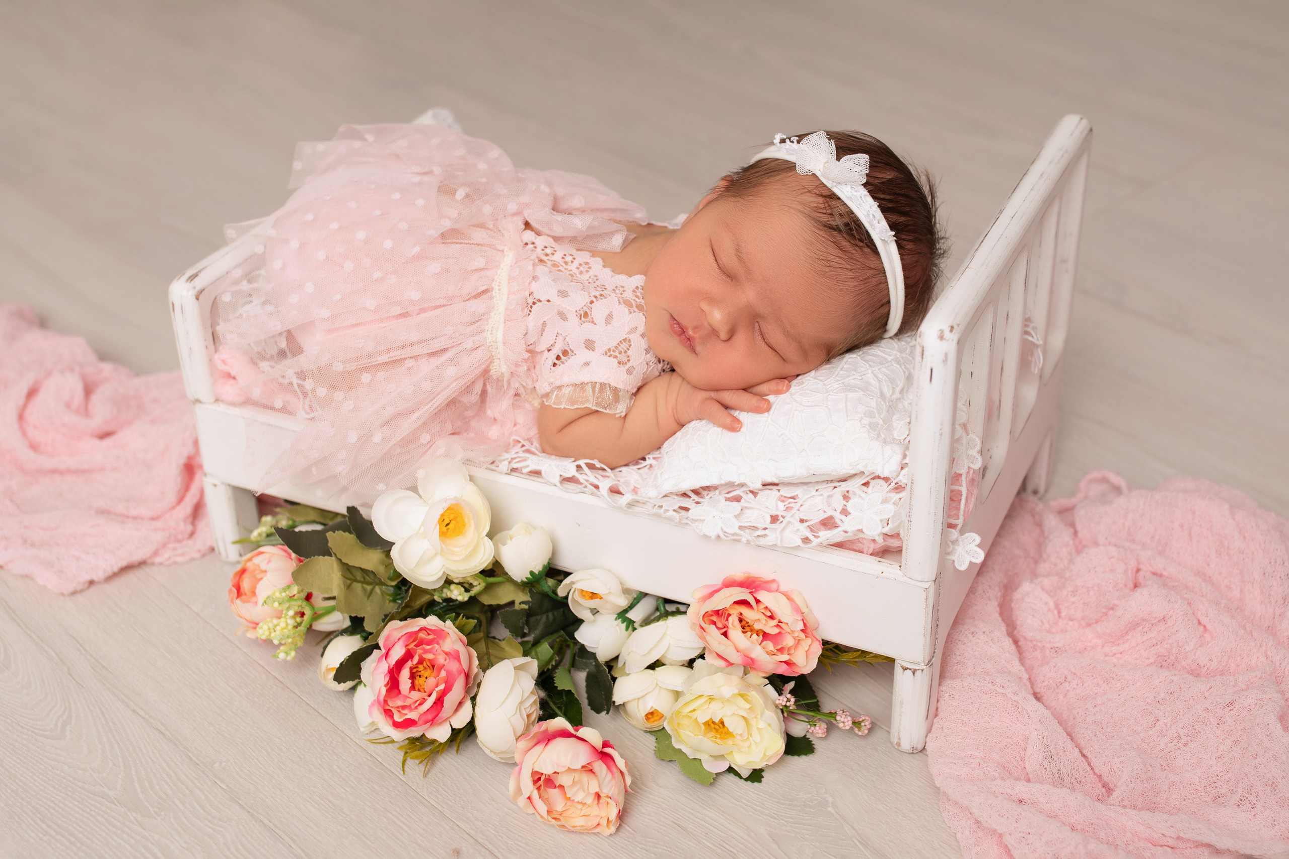 Фотосессия новорожденной девочке в кроватке в Хабаровске