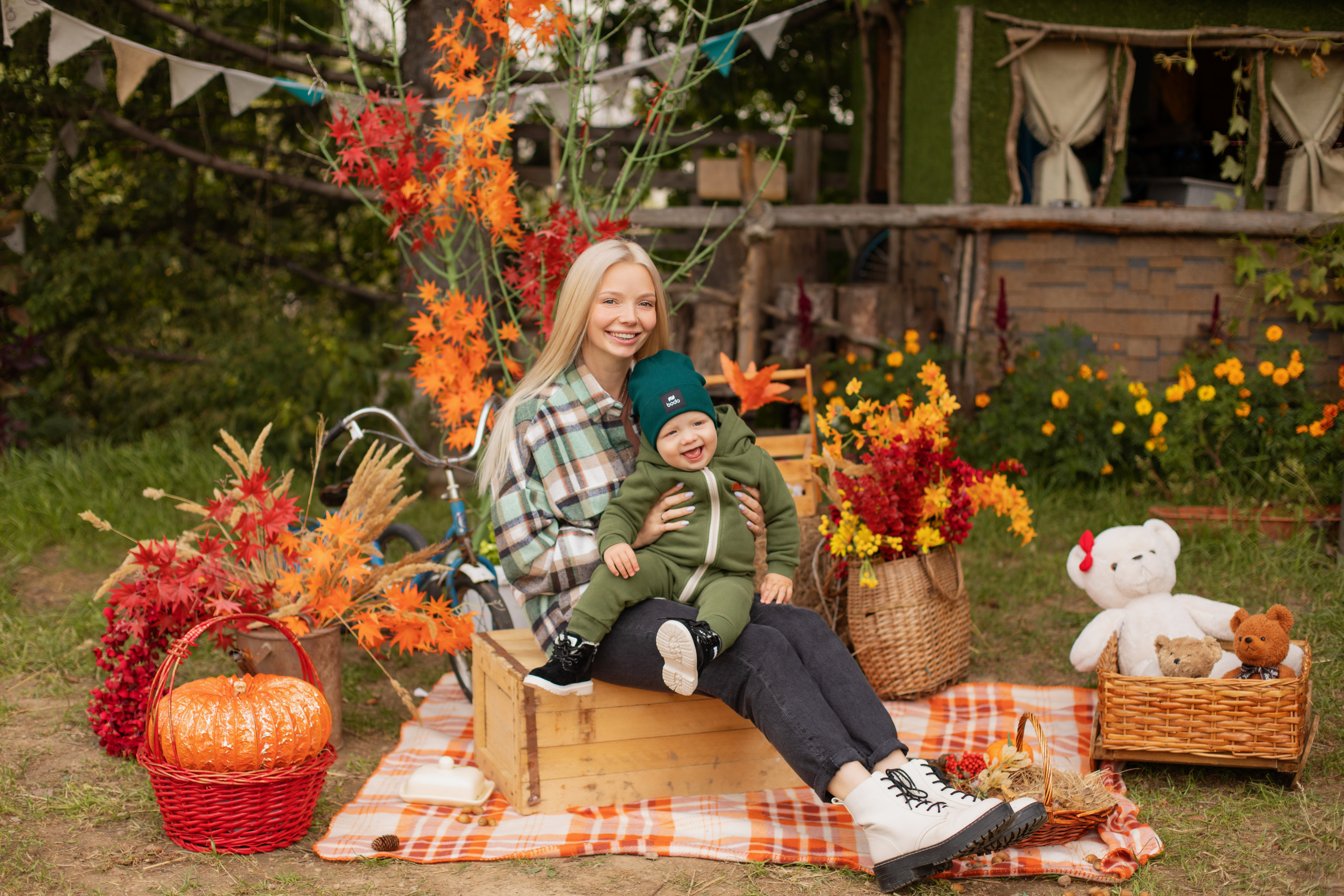 Мама и малыш. Осень