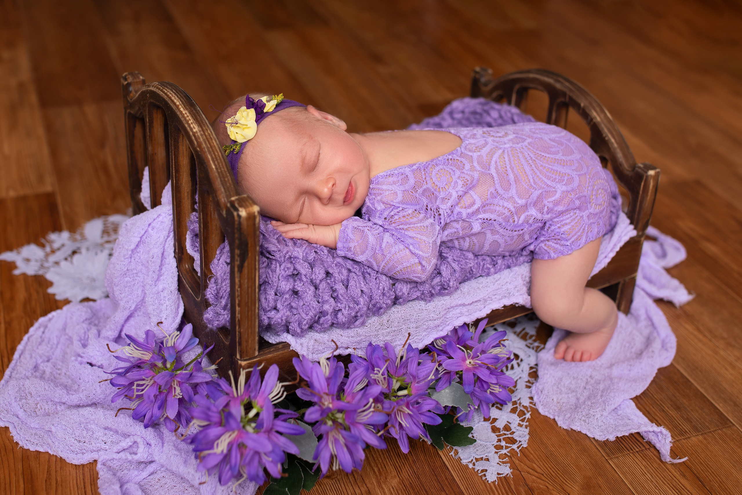 Фотосессия новорожденного  девочка в кроватке в Хабаровске