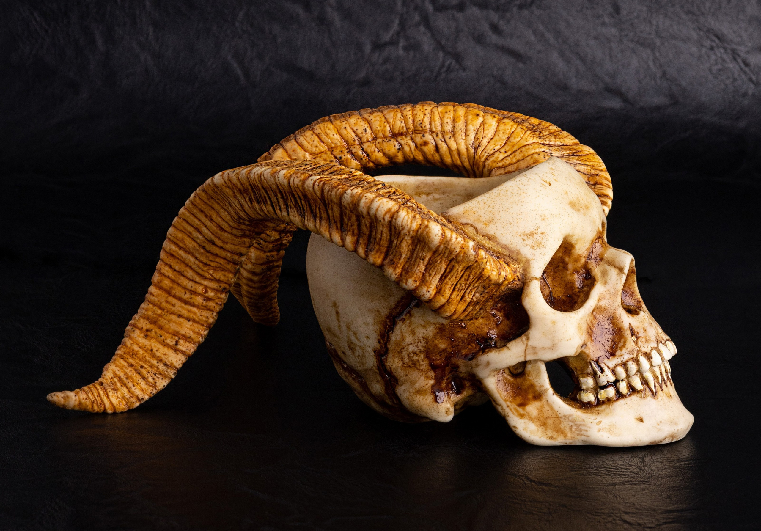 Череп с рогами как подсвечник на черном фоне | Съемка для маркетплейса Wildberries