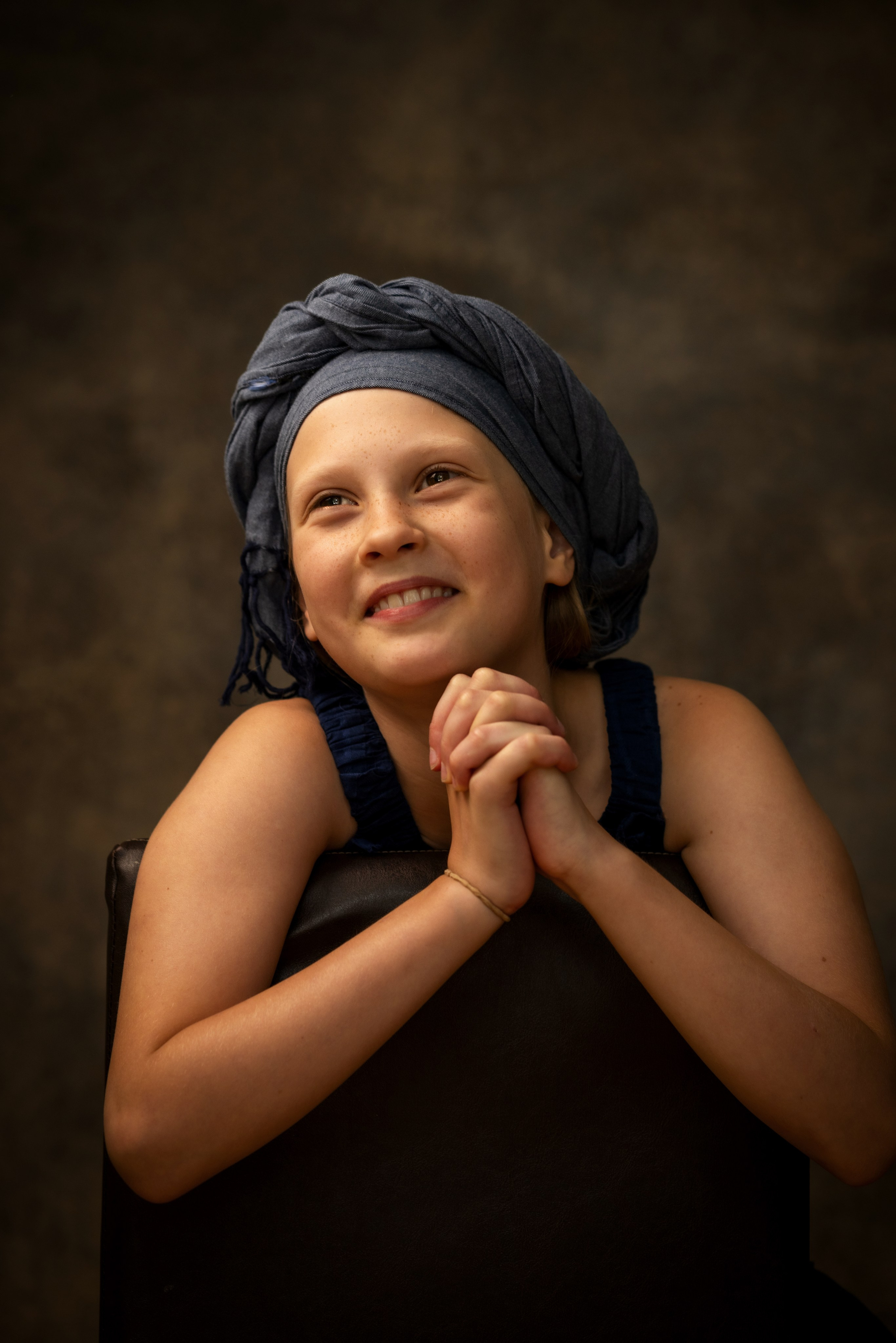 Детский портрет в студии в Граце: девочка в платке. Портретная и индивидуальная фотосъёмка в Граце и Тюмени