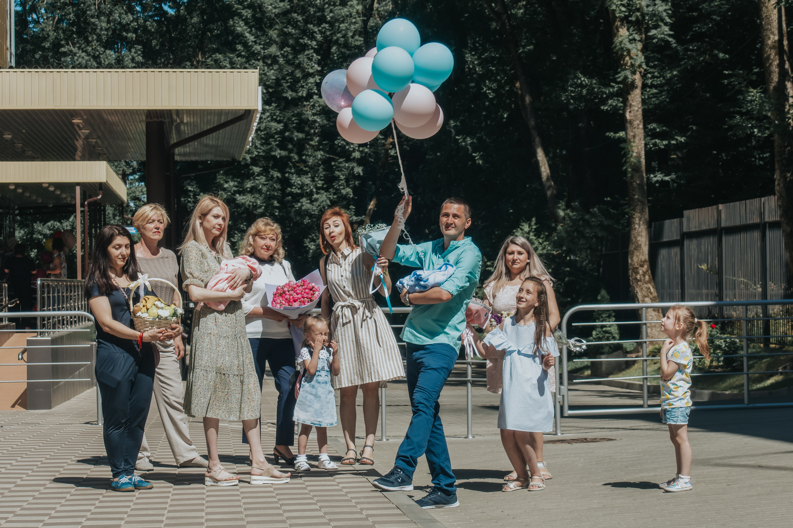 Выписка двойняшек из роддома Ставрополь Перинатальный центр. Фотограф Ставрополь Пятигорск Елизавета Дарина