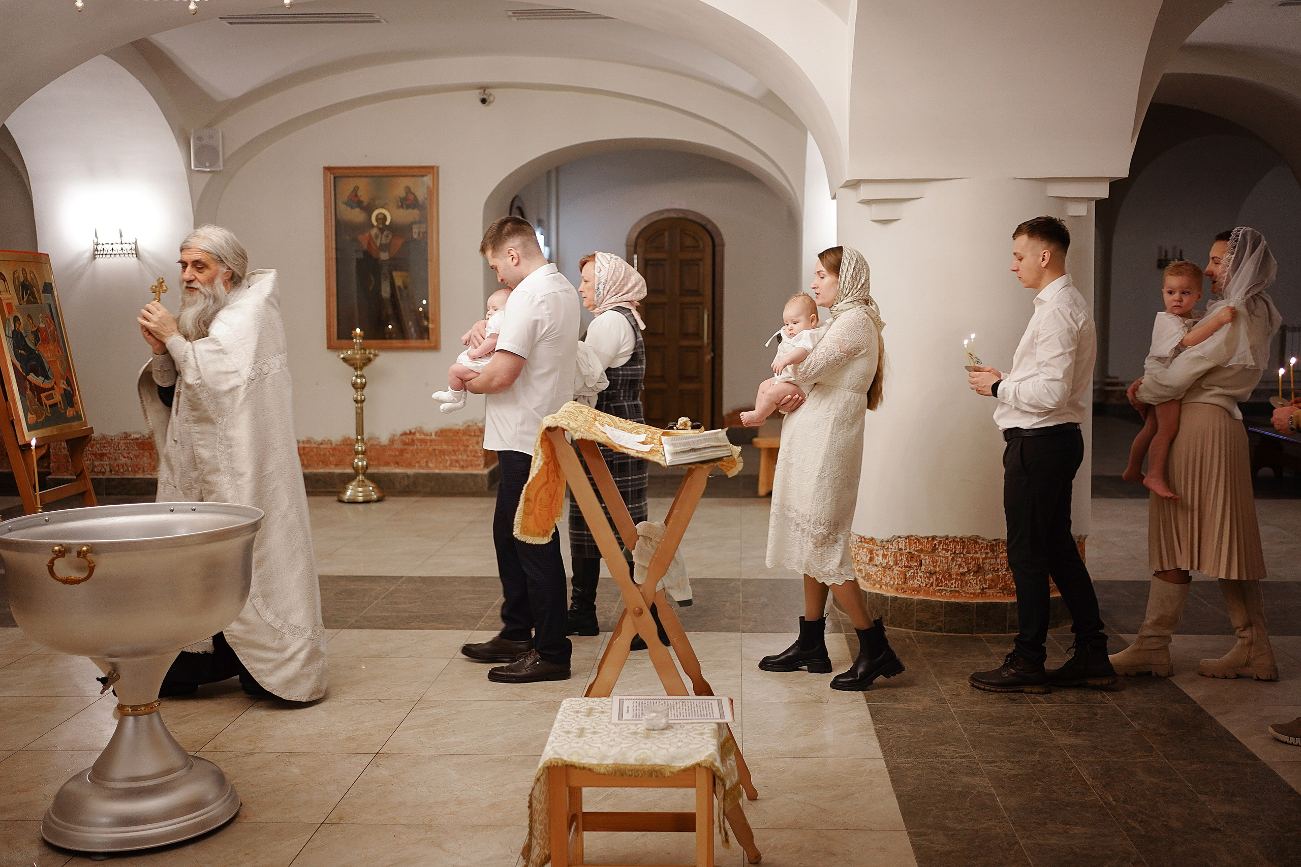 Таинство Крещения в храме Живоначальной Троицы в Троицке. Семейный и детский фотограф в Москве Екатерина Офицерова