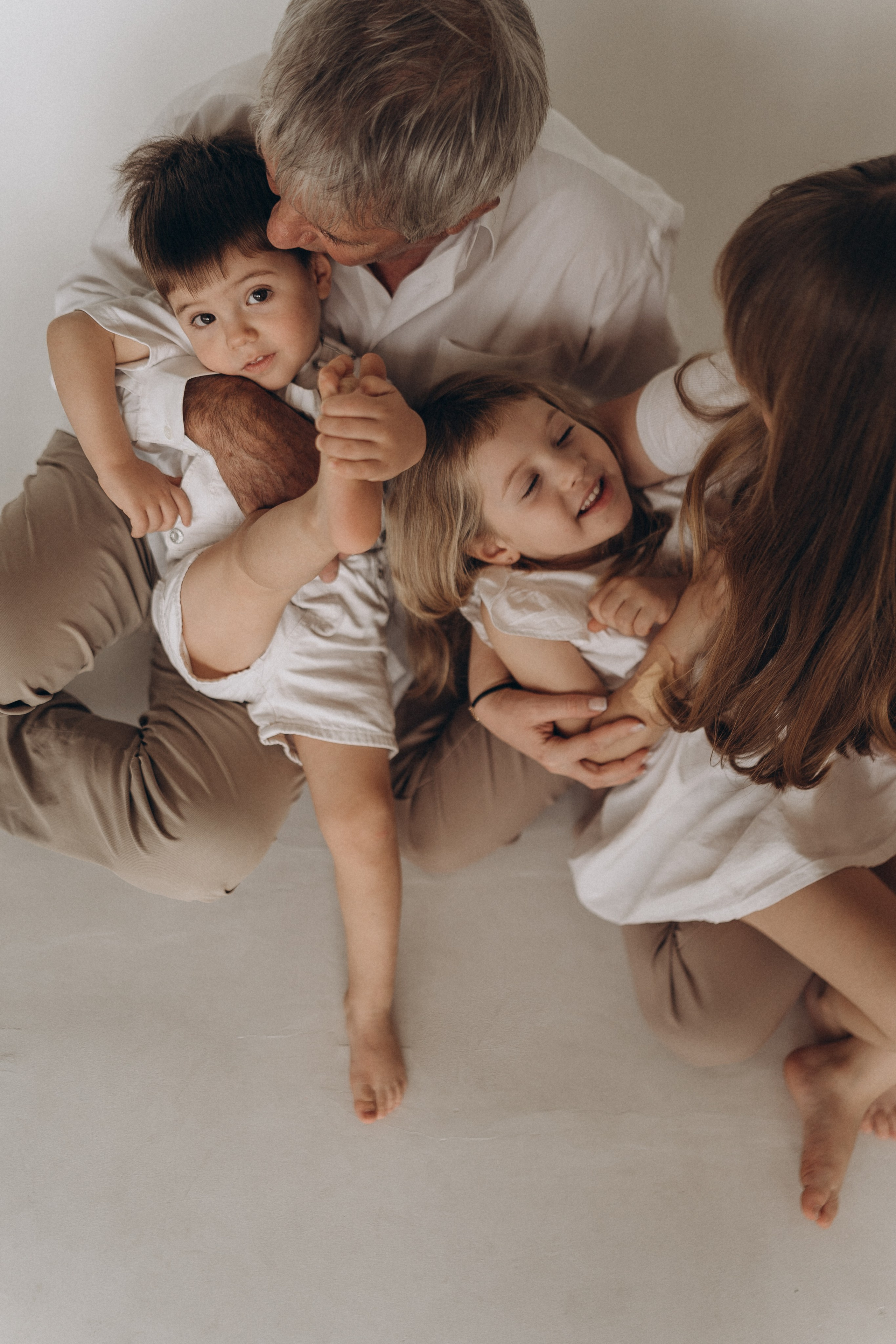 Лиам, Мила, Диана и родители. Семейный и домашний фотограф в Уфе Ирина Гарасюта