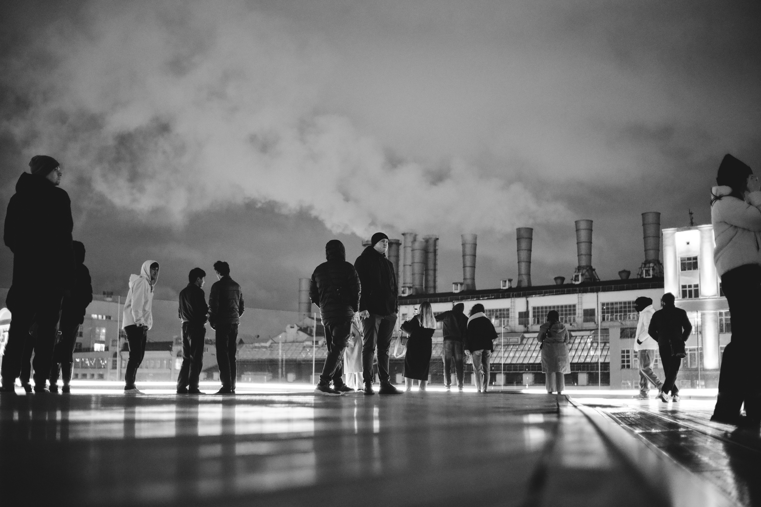 скопление людей на парящем мосту в Зарядье на фоне пара из труб тэц