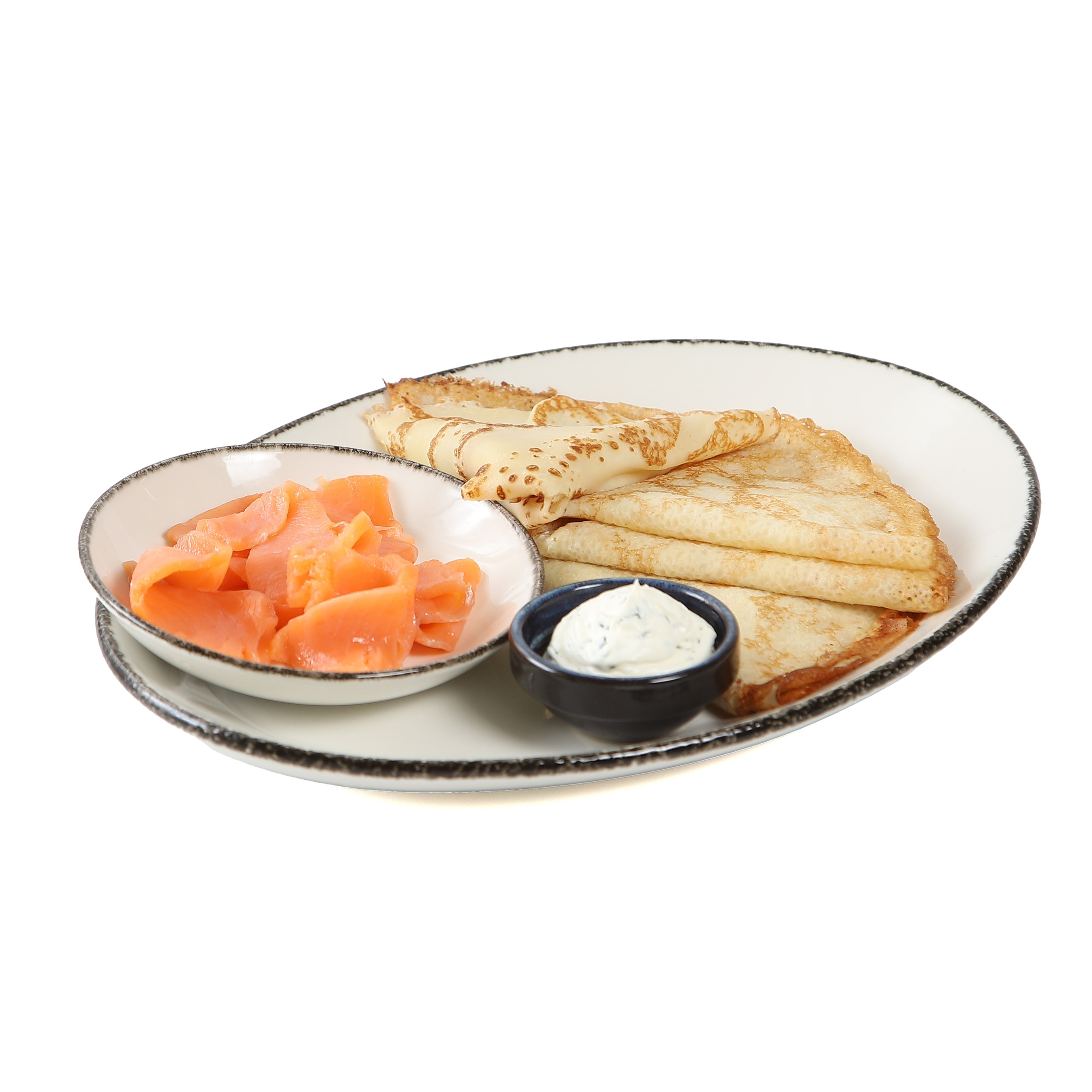 Фуд-фотография блинов с сёмгой и сливочным сыром.