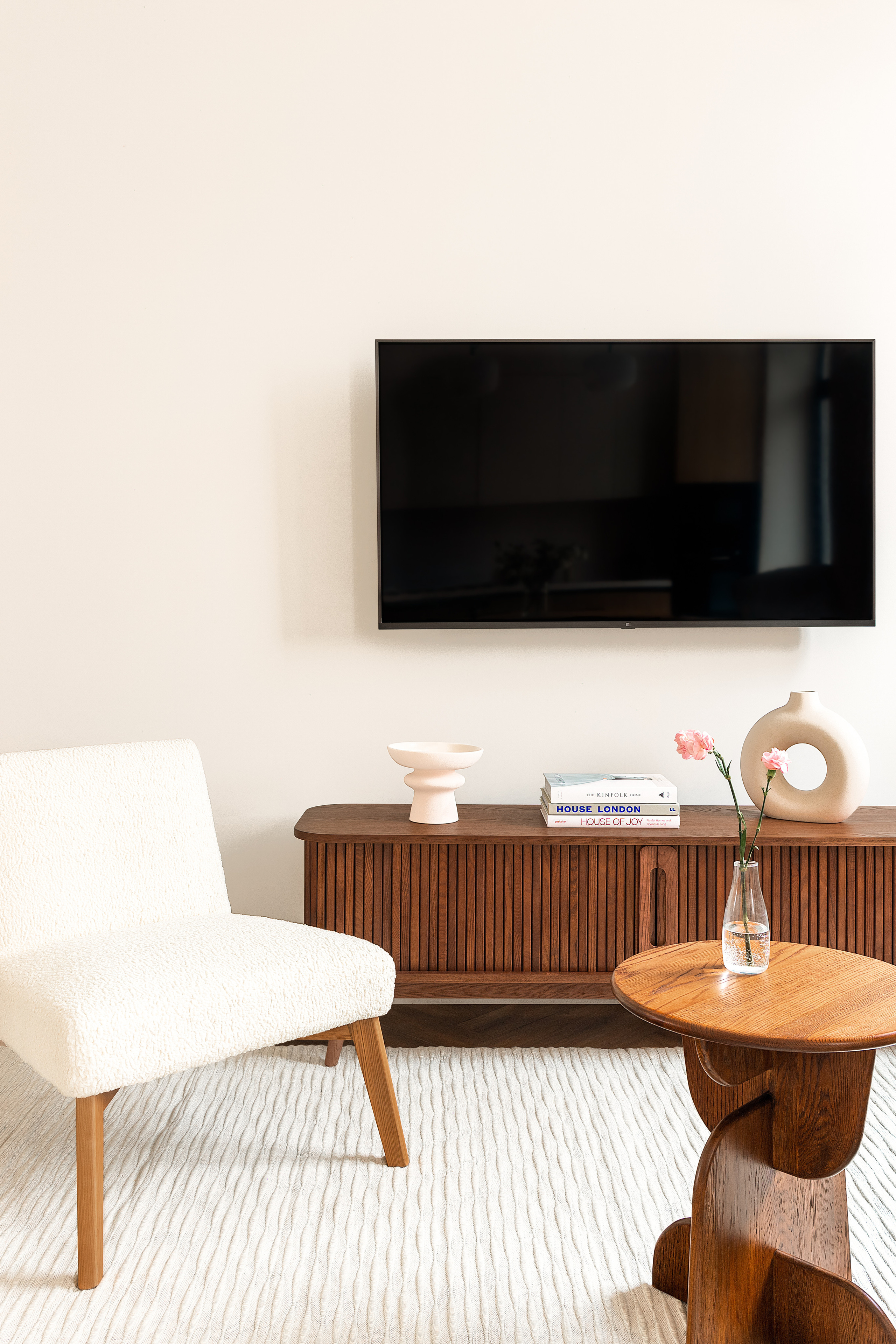 Фотосъёмка интерьера гостиной, тумба La Redoute, вазы H&M Home