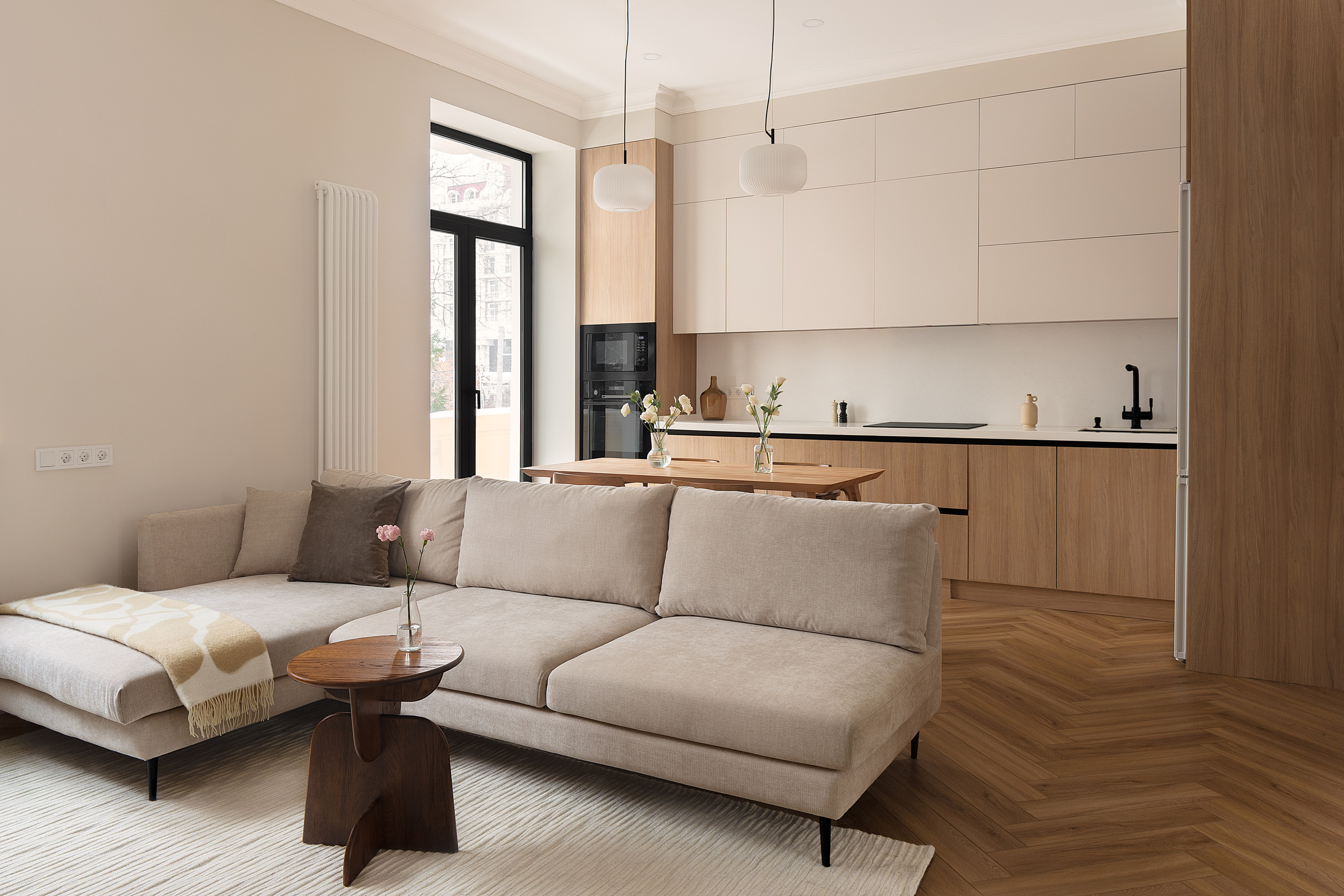 Фотосъёмка интерьера, фрагмент гостиной, диван, kudiyarovfactory, светильники Eglo