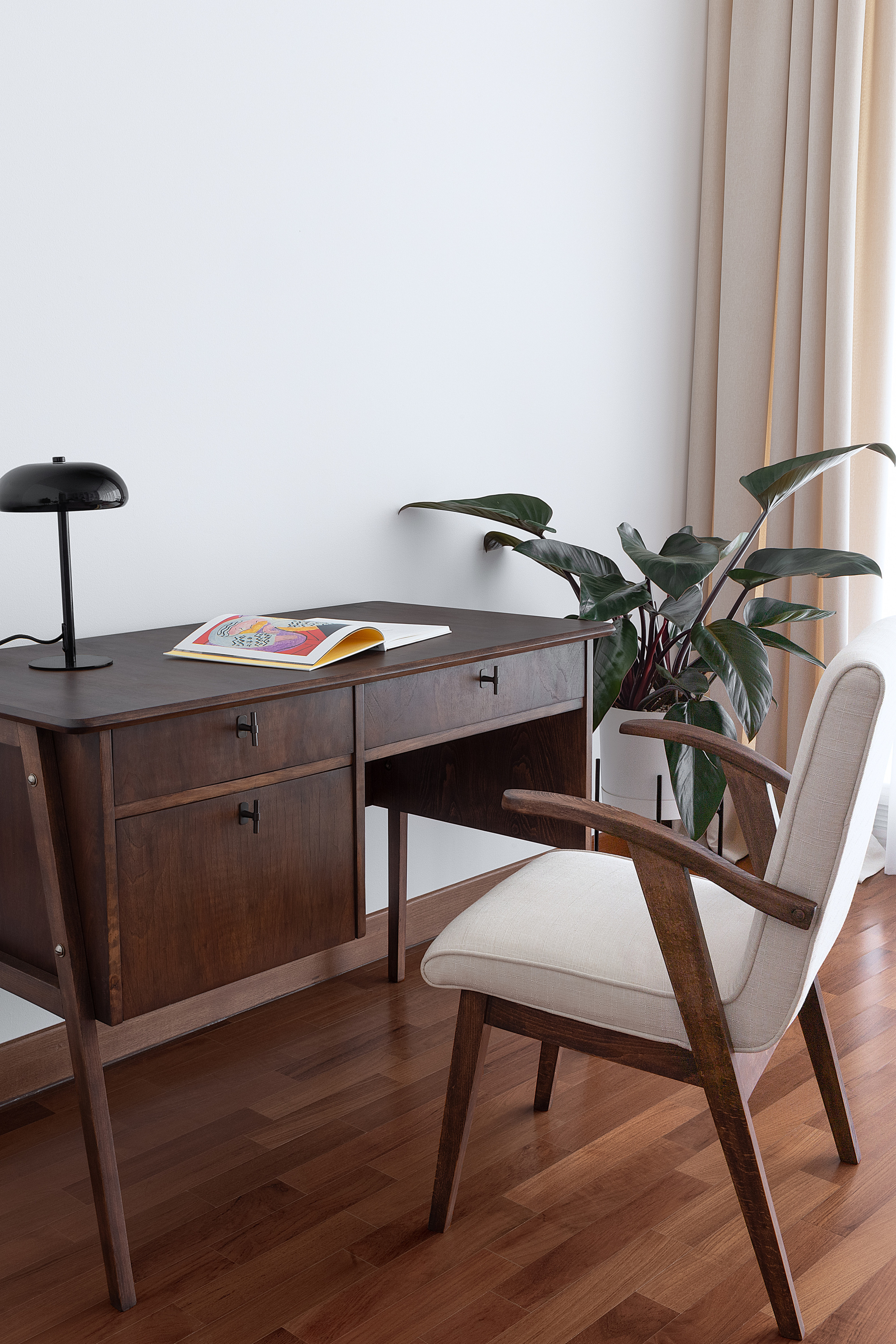 Erekshe bureau — Esentai Apartments. Roman Yakunin — interior photographer in Almaty, Kazakhstan