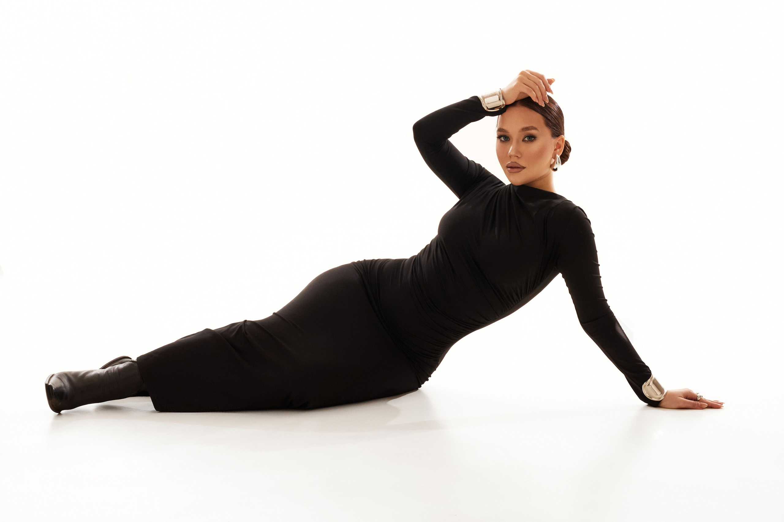 White background. Ксения Исакова — фотограф Кострома